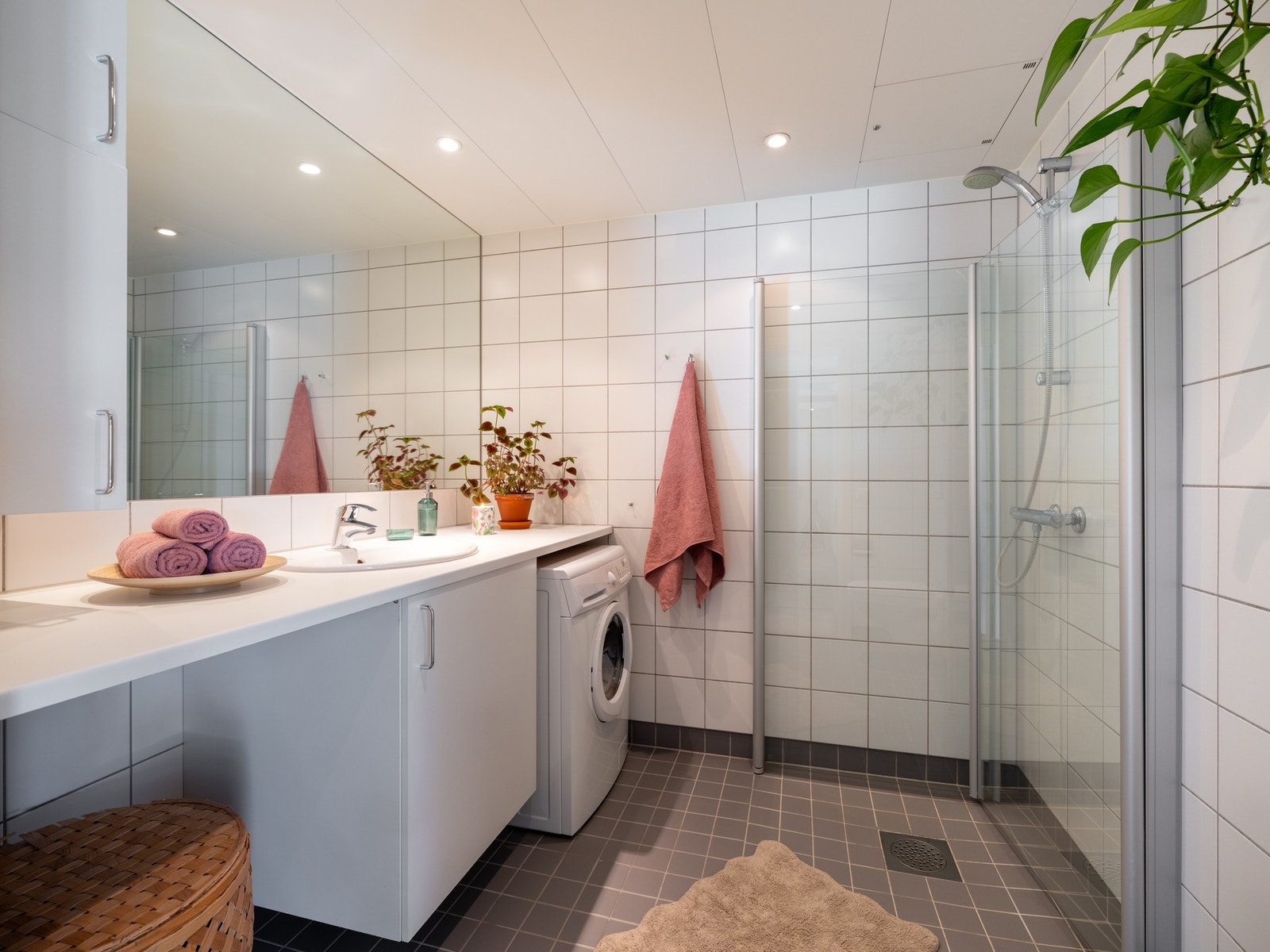 Lyst, flislagt bad med varme i gulv og downlights i himling. Galleribilde