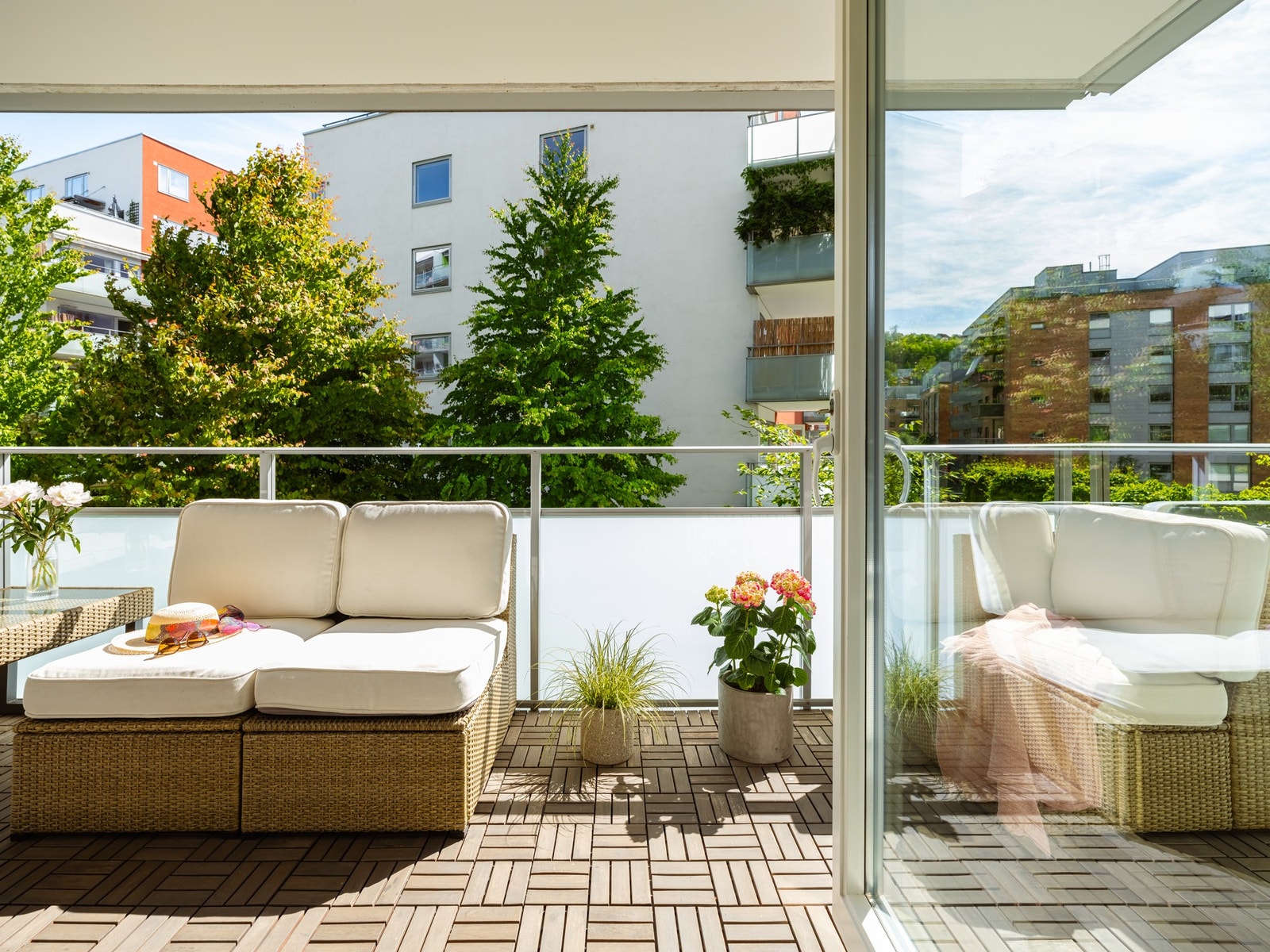 Balkongen er på 14 kvm og gir med det god plass til balkongmøblement, beplantning og grill. Galleribilde