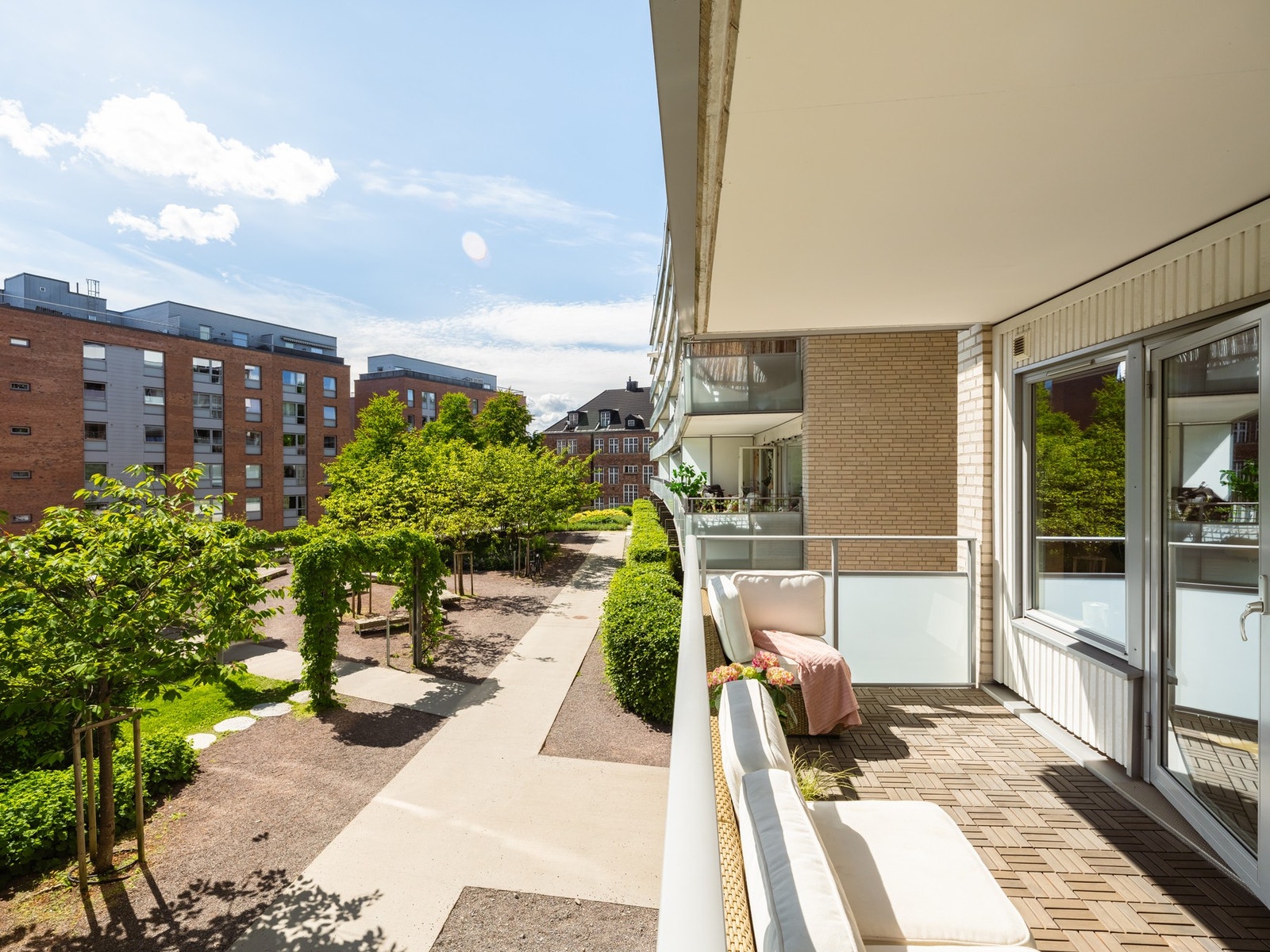 På sommerstid titter solen frem rundt kl. 10 og kan nytes utover ettermiddagen til ca 18:00 Galleribilde