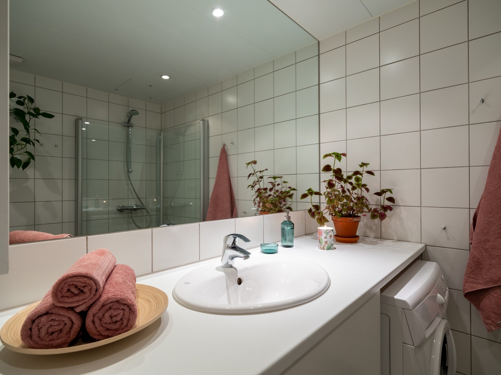 Under benken er det opplegg for vaskemaskin og plass til tørketrommel. Galleribilde