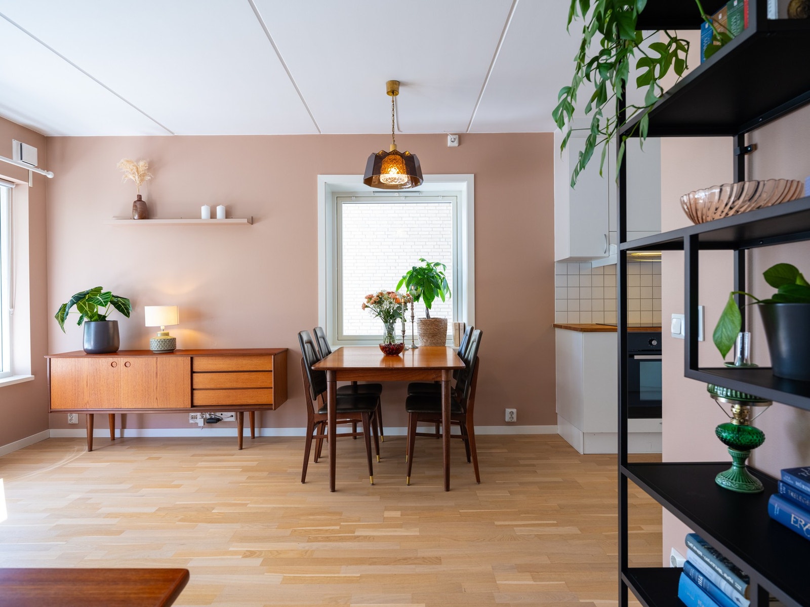 Boligen fremstår delikat med moderne fargevalg og parkett på gulv. Galleribilde