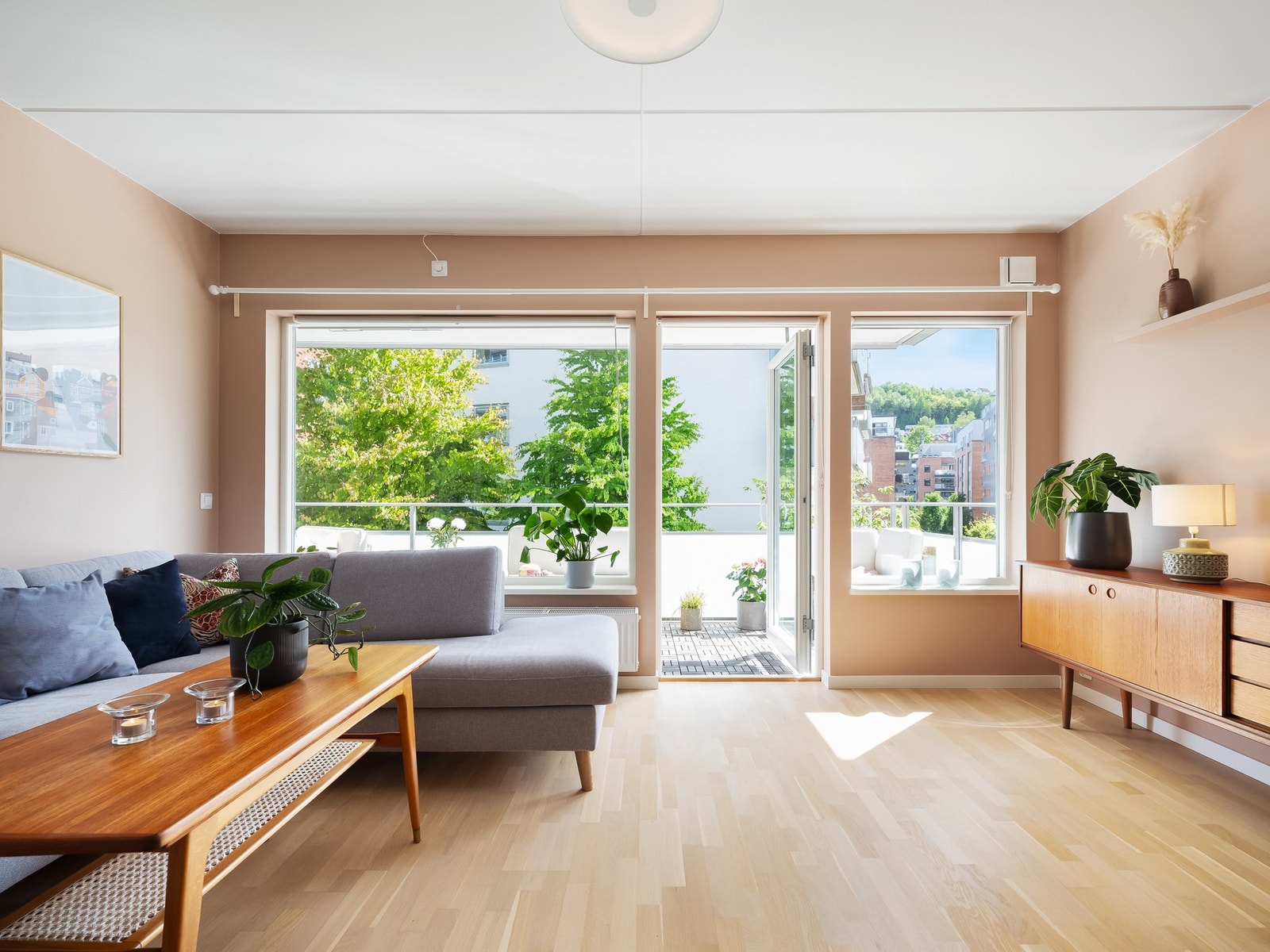 Dette er en lys og innbydende 2-roms hjørneleilighet i et attraktivt boligområde. Galleribilde