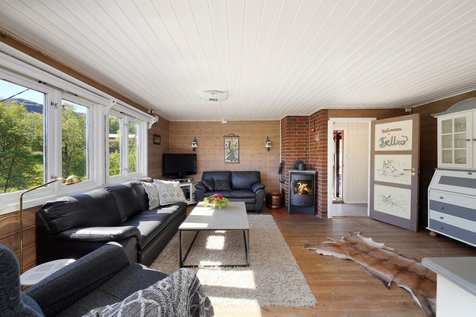 Store vindusflater som slipper inn rikelig med dagslys. Galleribilde