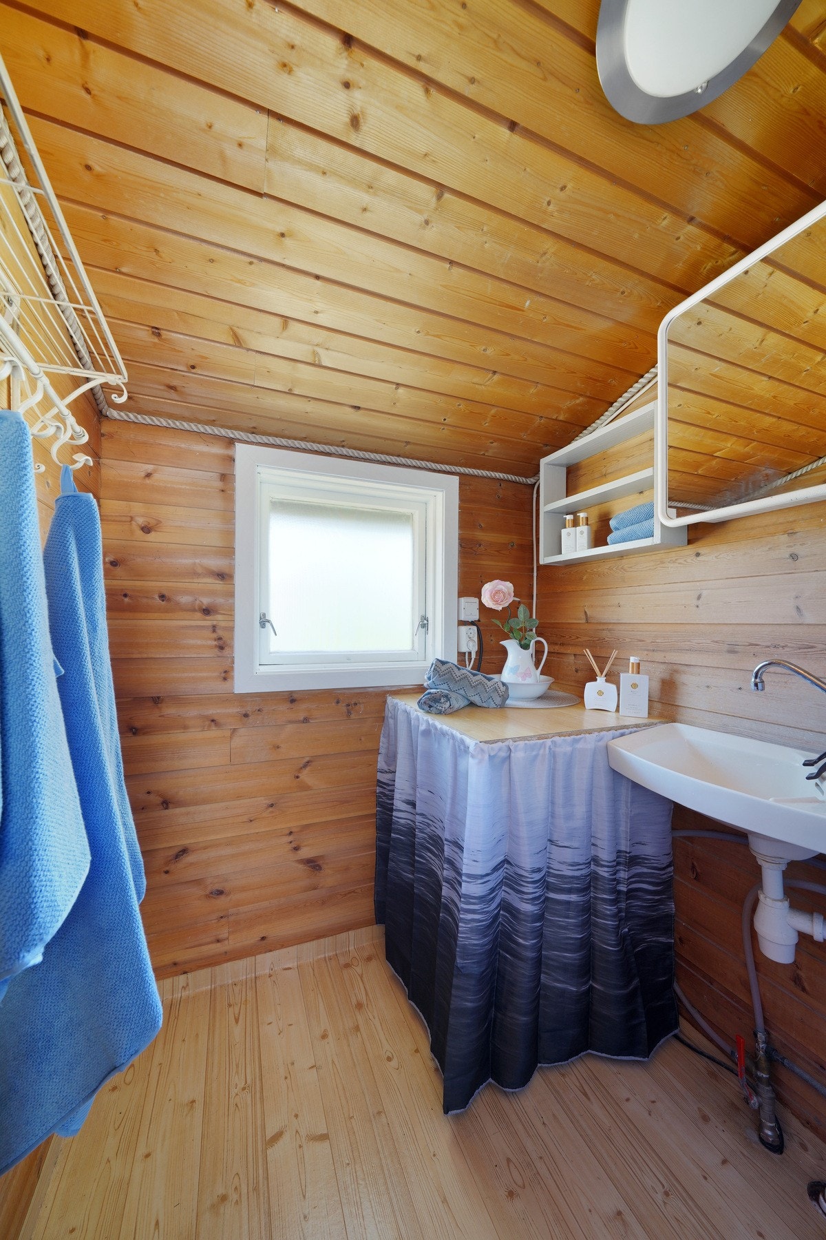 Bad med vask og dusj. Galleribilde