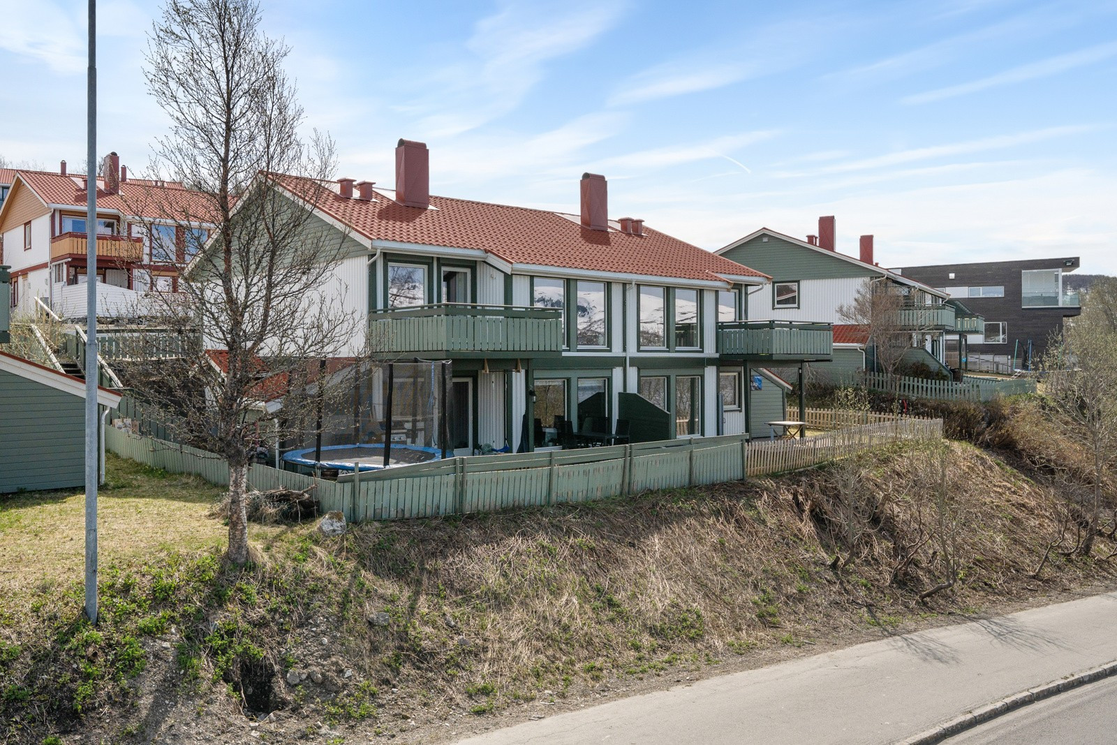 Leiligheten ligger i byggets 2.etg. Mørkeloft på ca 20kvm for lagring, i tillegg til inn- og utvendig bod.