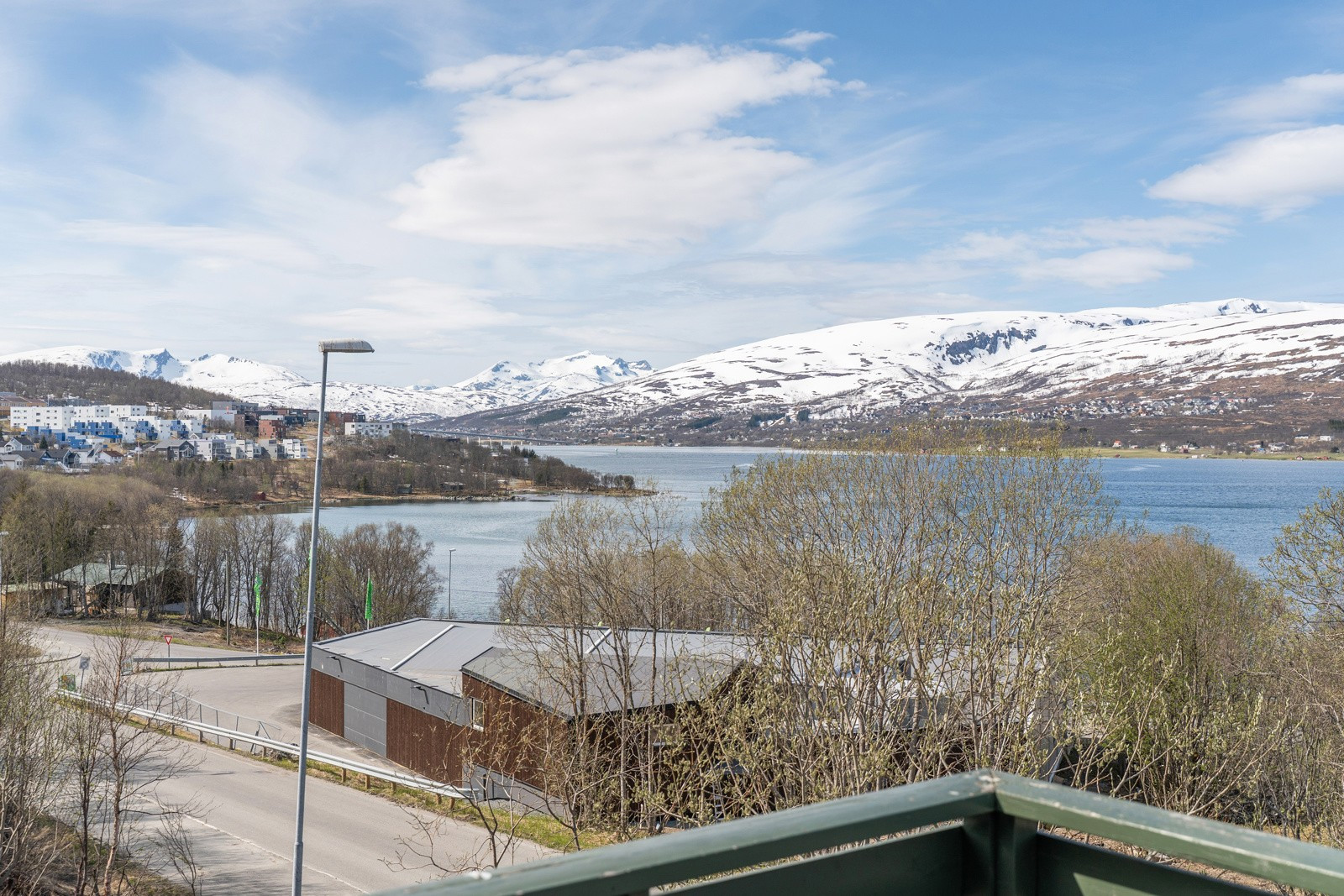 Her bor man nært bl.a. skole, barnehage, butikk, lekeplasser og popu turområder som kan brukes året rundt.