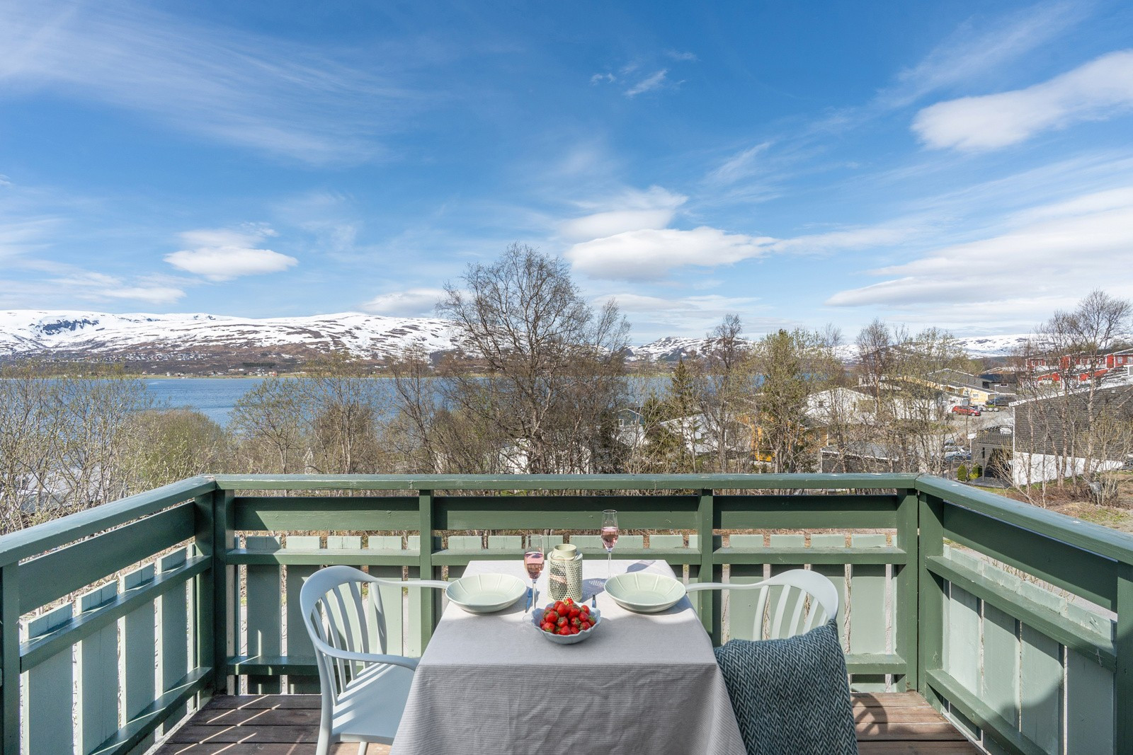 Fantastisk utsikt, gode solforhold og ei innbydende leilighet med gode løsninger.