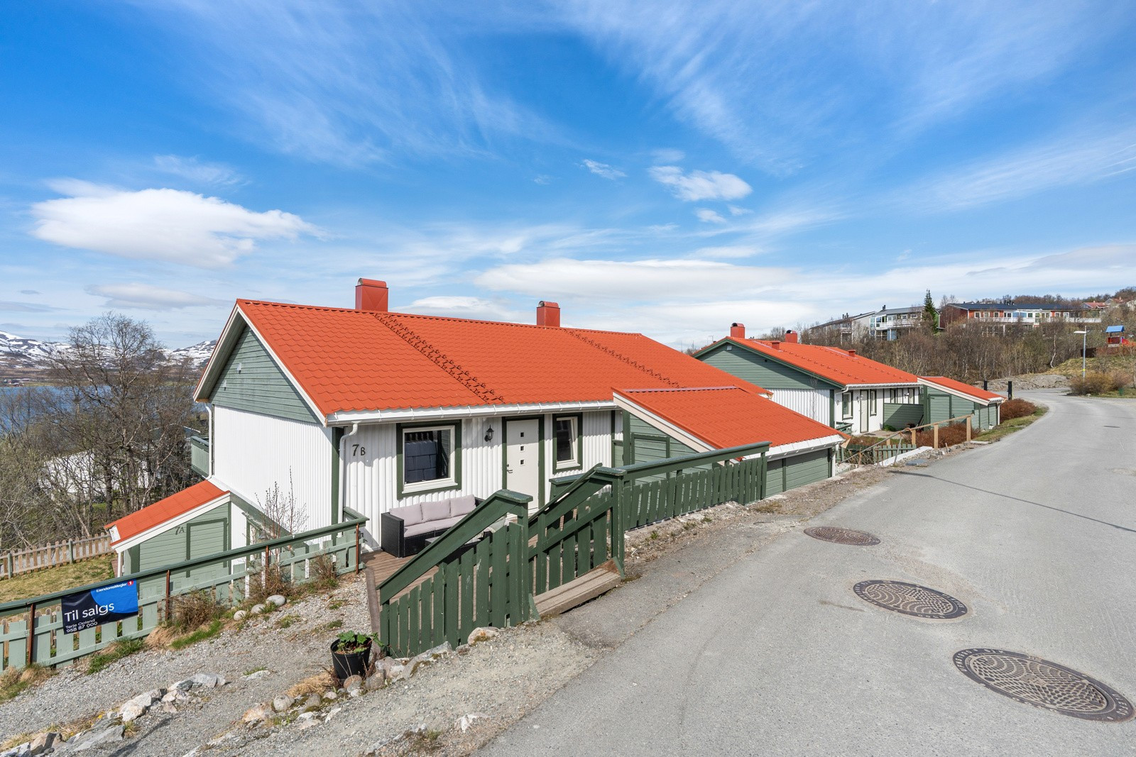 Fast garasjeparkering, og utendørs felles gjesteparkering.