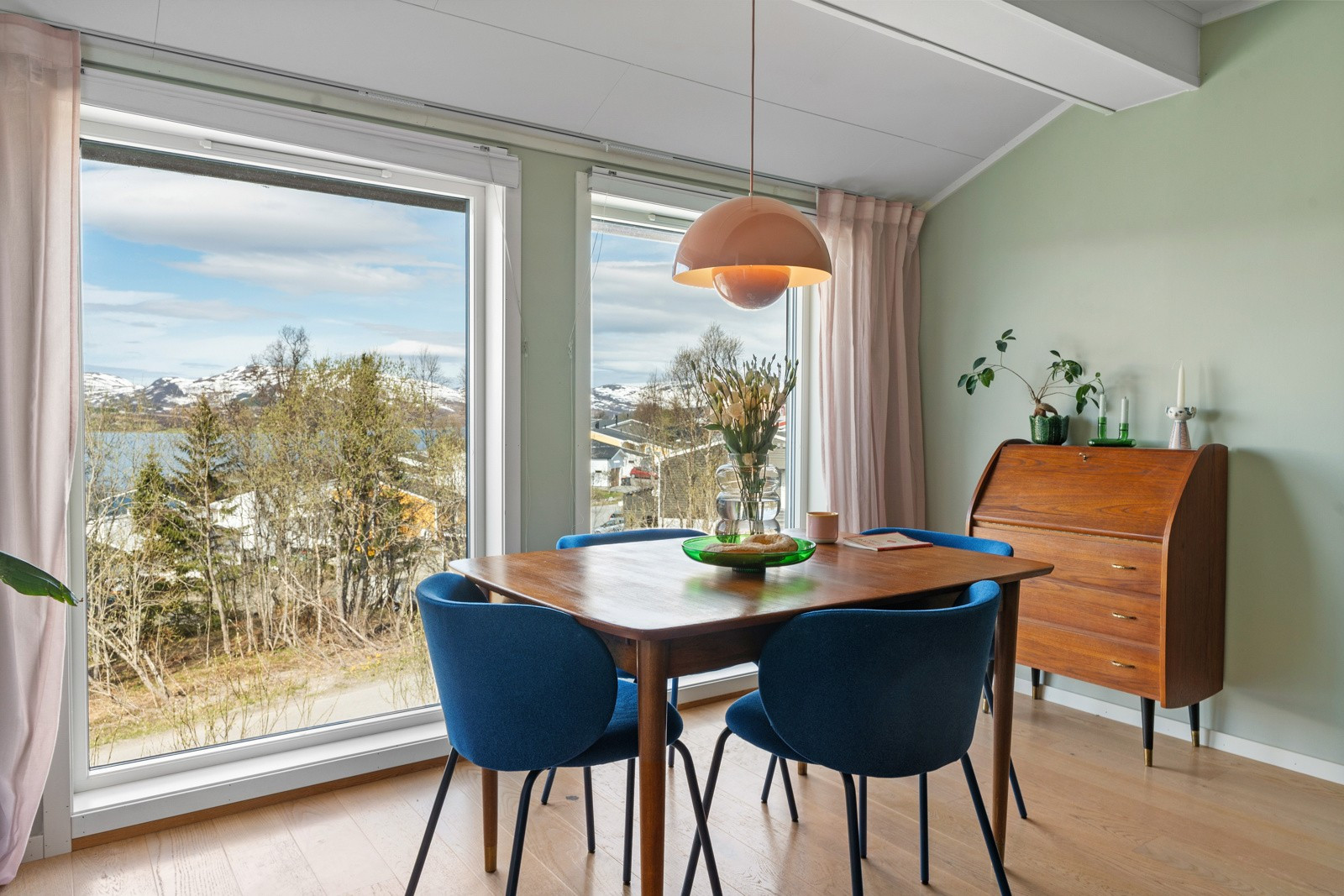 Fantastisk utsikt fra spisestuen mot fjellene i vest.