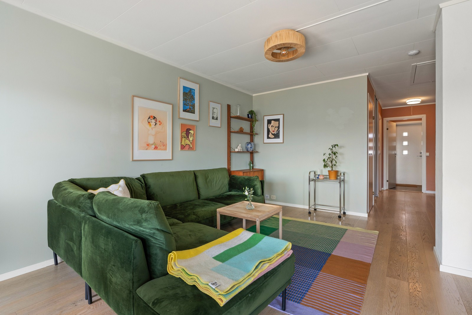 Her er det plass til stor sofagruppe og spisebord.