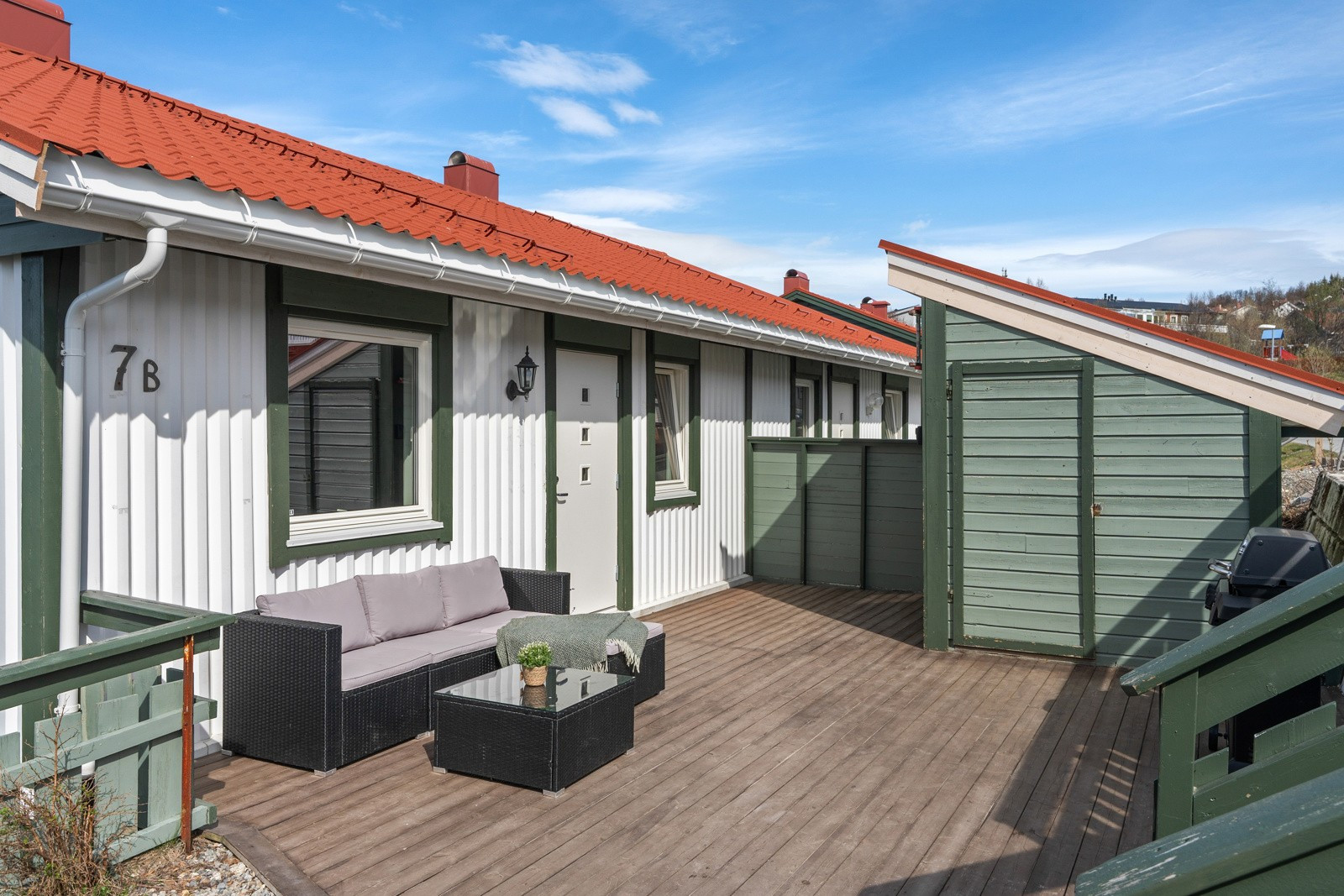 Her får du både terrasse og veranda som sikrer sol hele døgnet om sommeren!