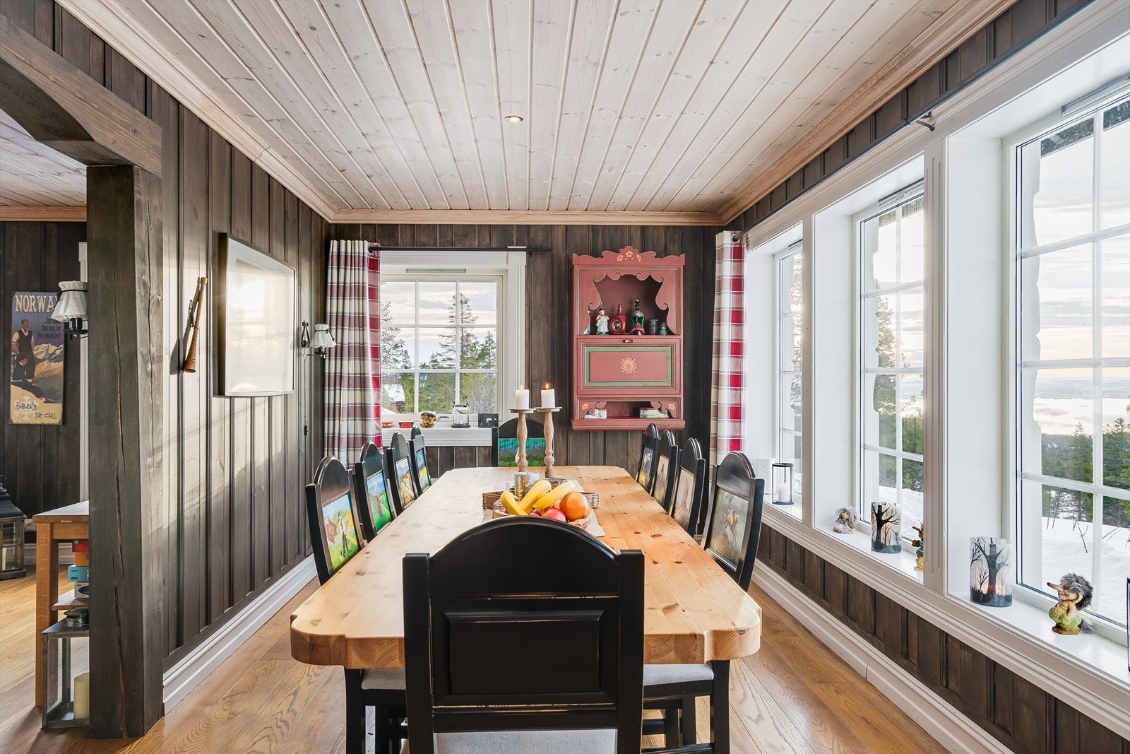 Spisestuen har enstavs parkett på gulv, lun panel på veggene, downlights i himlingen og god plass til et stort spisebord. Galleribilde