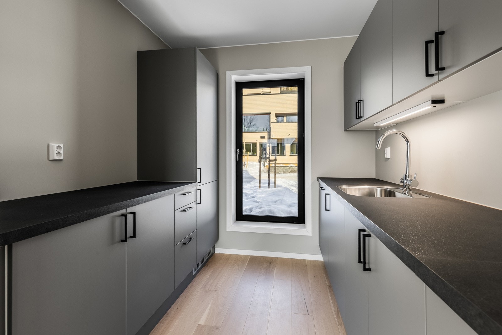 Arbeidsflater på begge sider av kjøkkenet. Galleribilde