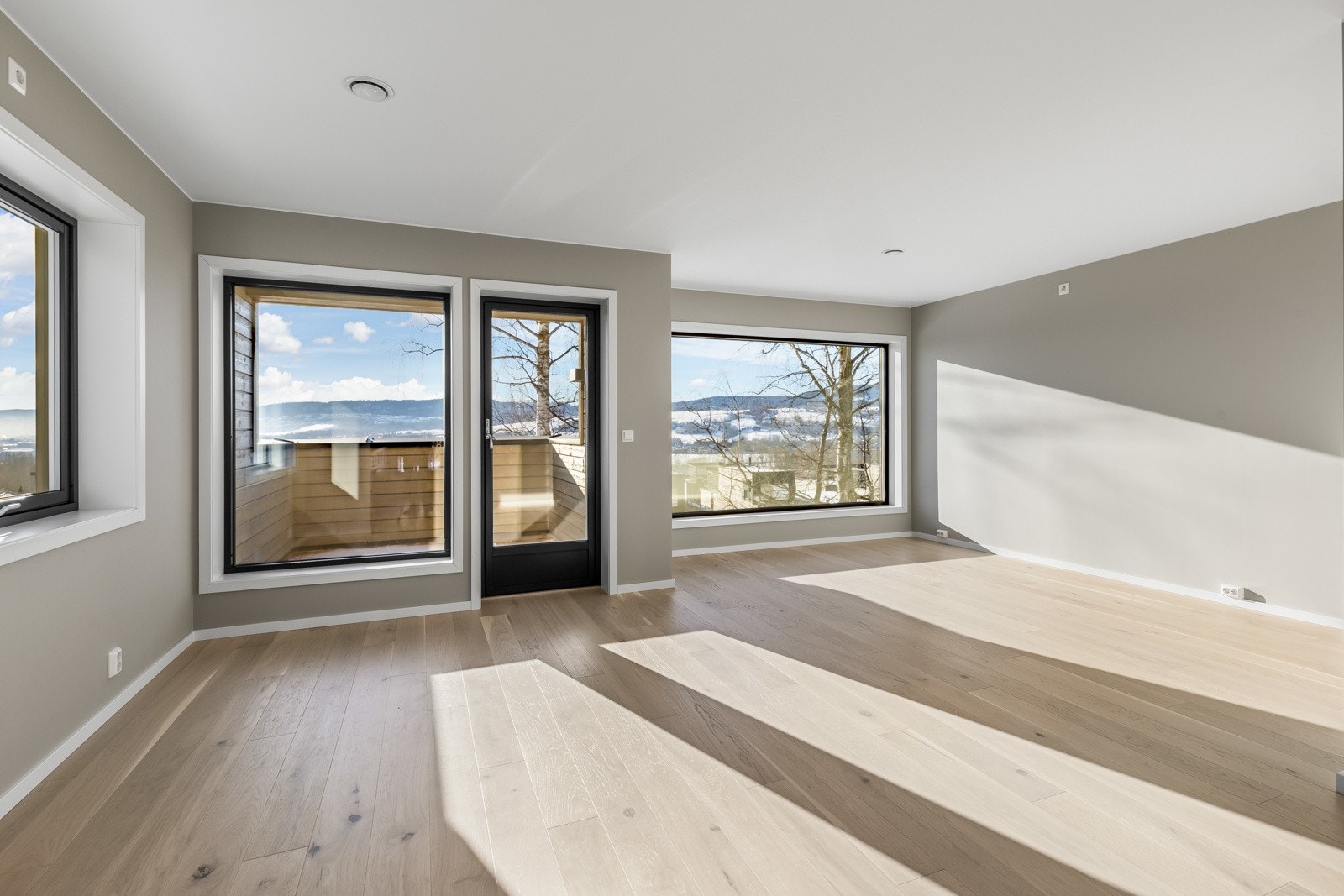 Stort kjøkken/stuerom med god plass til møblering av ulike miljøer. Galleribilde