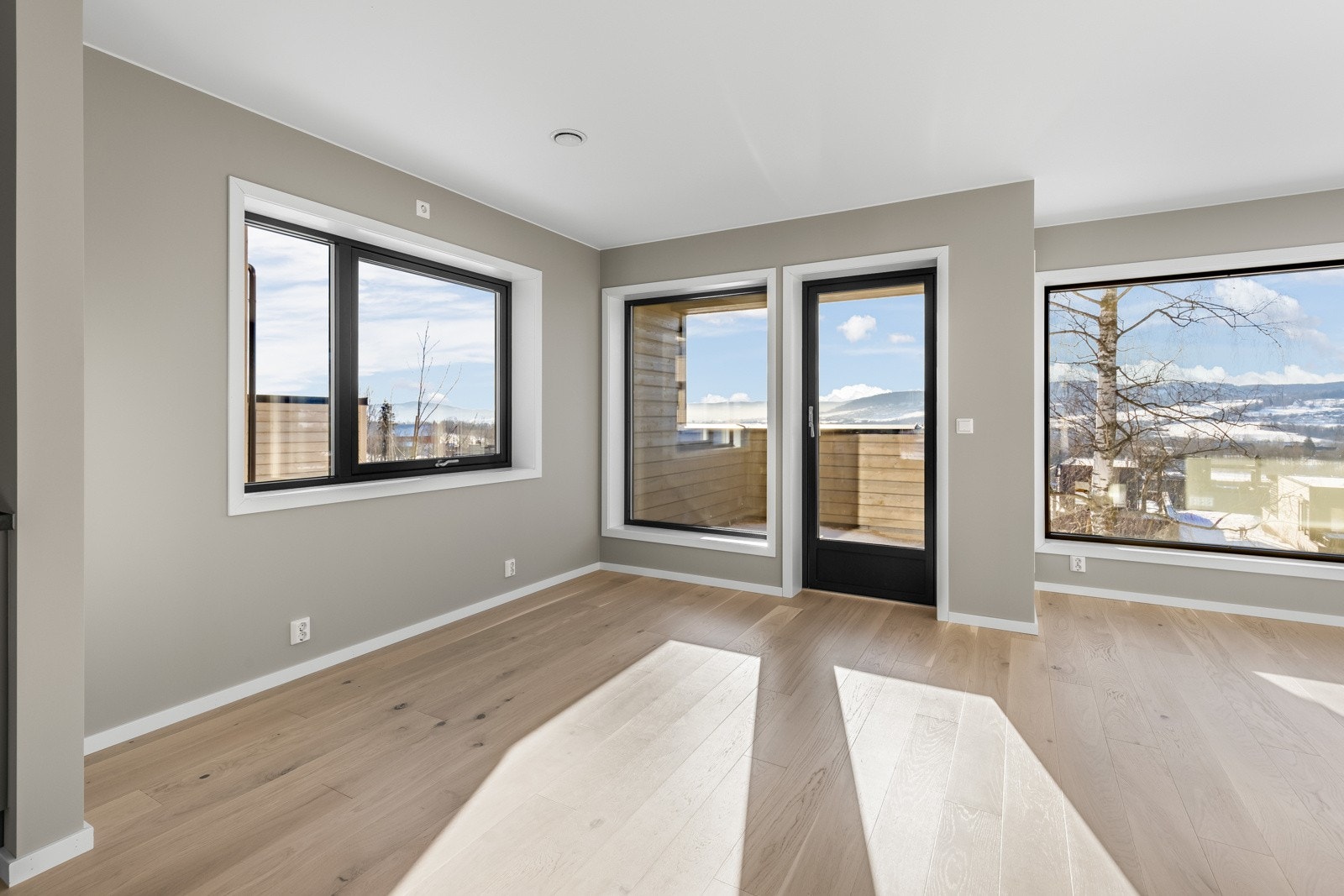 Store vindusflater som gir godt med lysinnslipp inn. Galleribilde