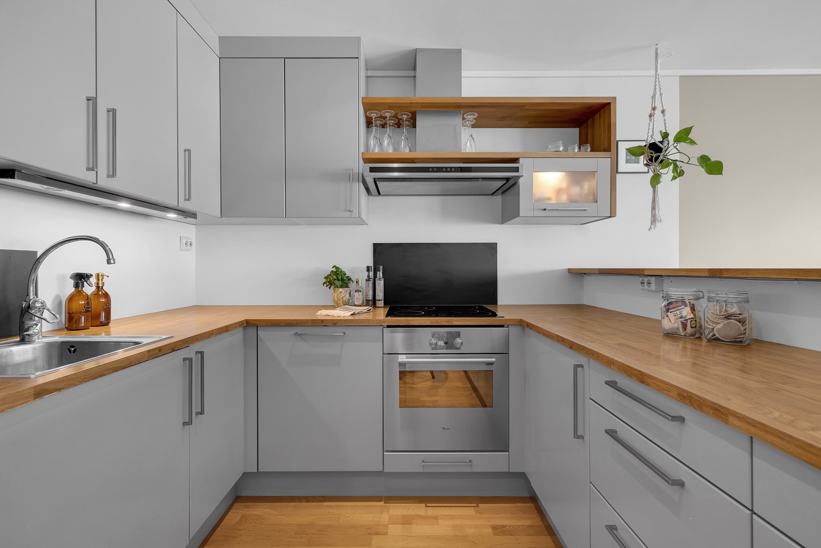 Kjøkken med god benke- og oppbevaringsplass. Integrerte hvitevarer. Galleribilde