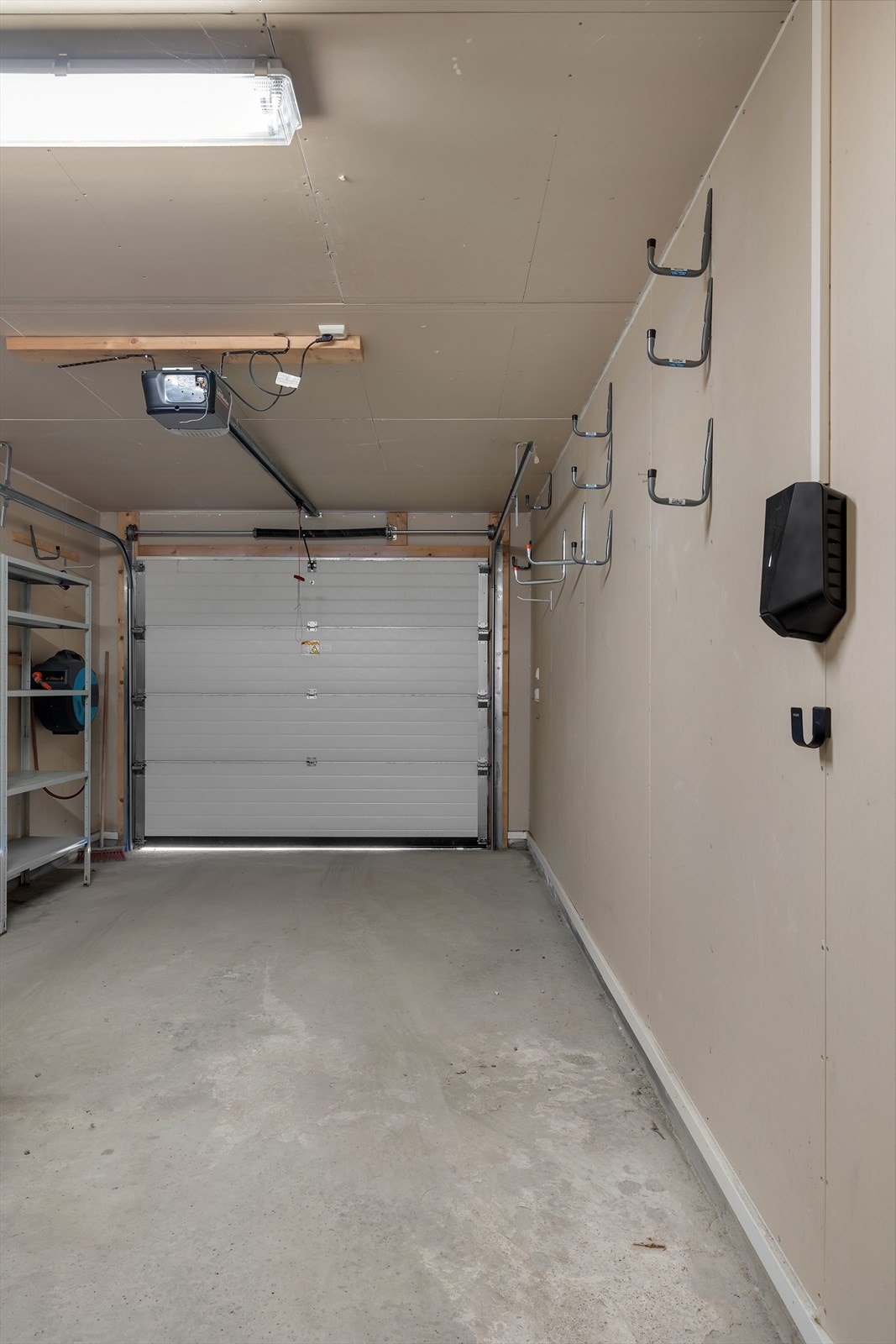 Isolert garasje med ELbil-lader Galleribilde