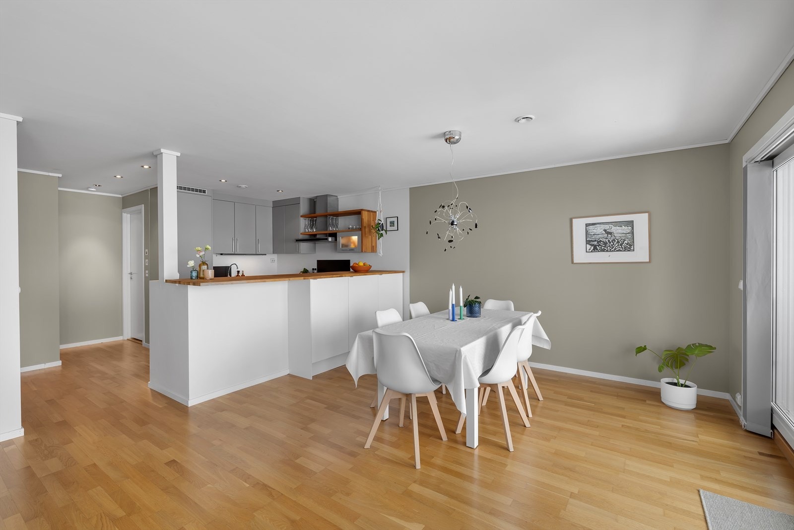 Lyst oppholdsrom med god plass til spisebord Galleribilde