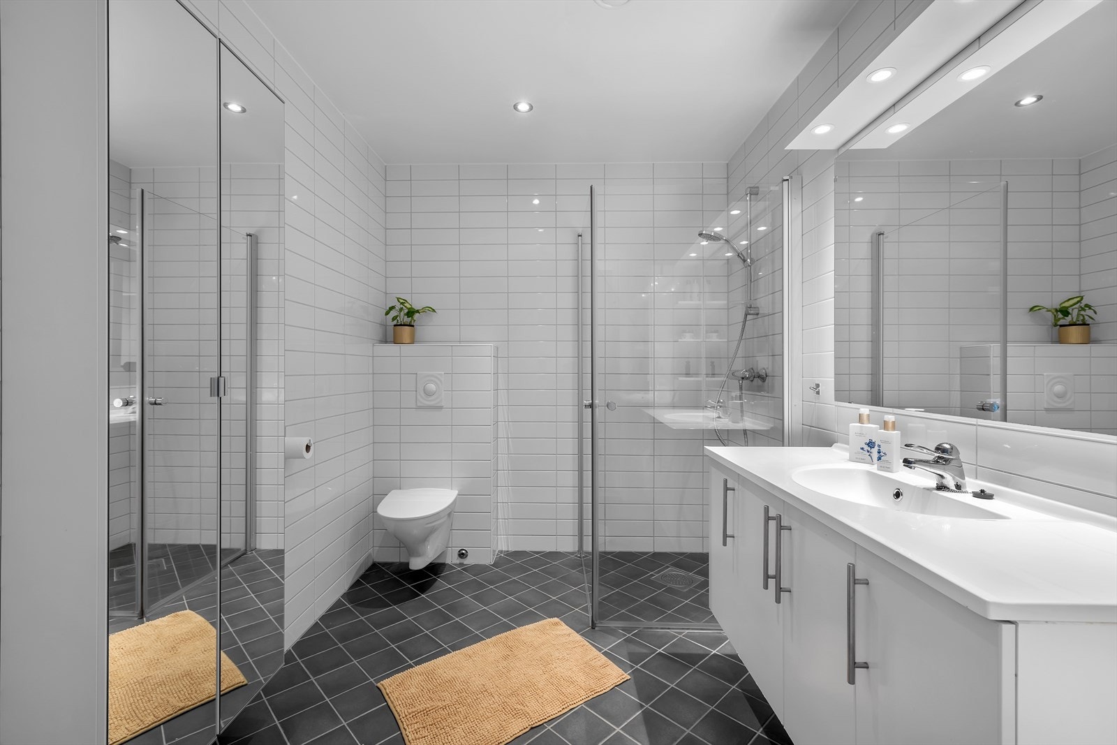 Flislagt bad. Gulvvarme. Innslagbare dusjdører og god innredning. Galleribilde