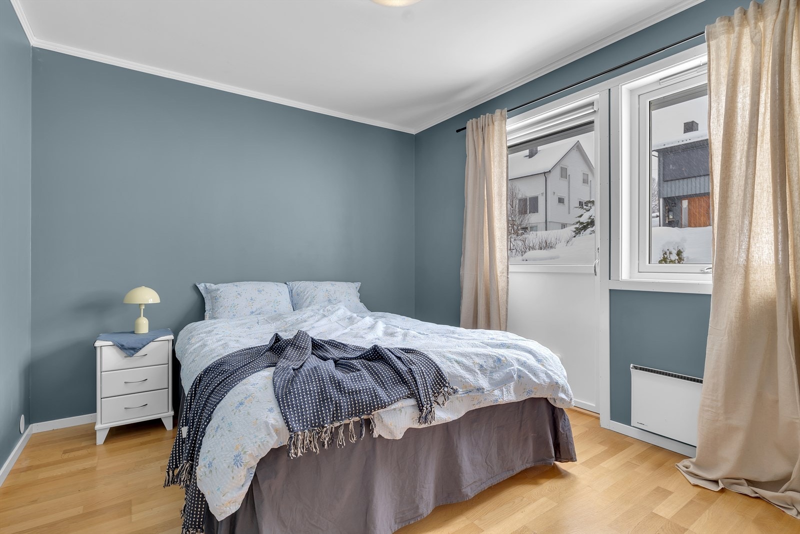 Soverom 2 i midtre etasje har utgang til uteområdet bak boligen Galleribilde