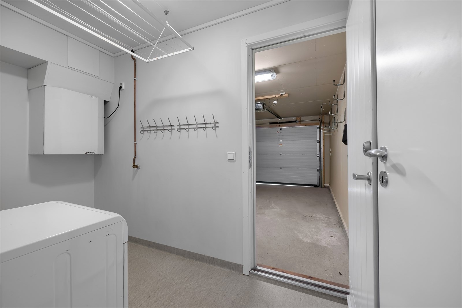 Veldig praktisk bod mellom oppholdsrom og garasjen Galleribilde