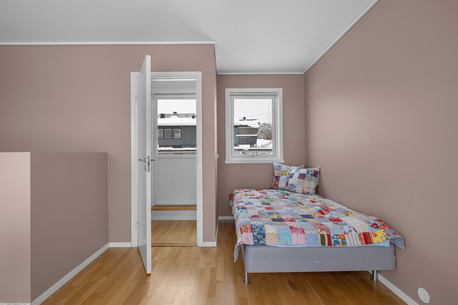 Loftstuen har utgang til terrasse som omkranser tre sider av boligen Galleribilde