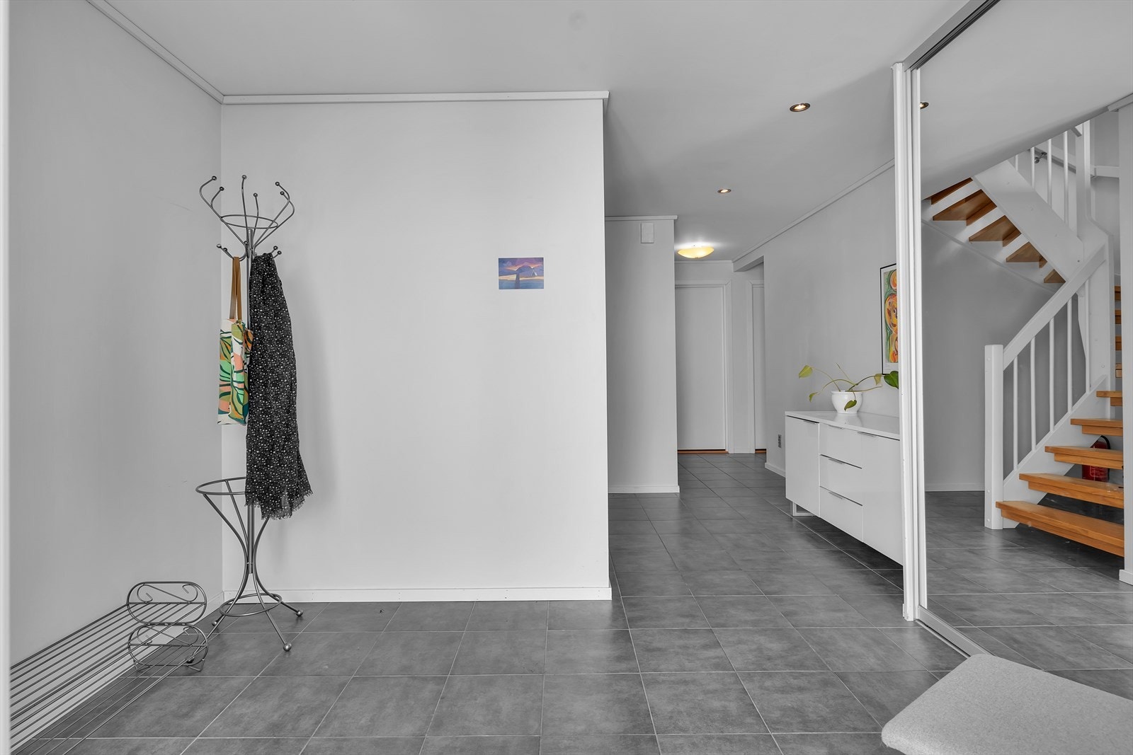 Stor gang. Fliser, gulvvarme og stor garderobe Galleribilde