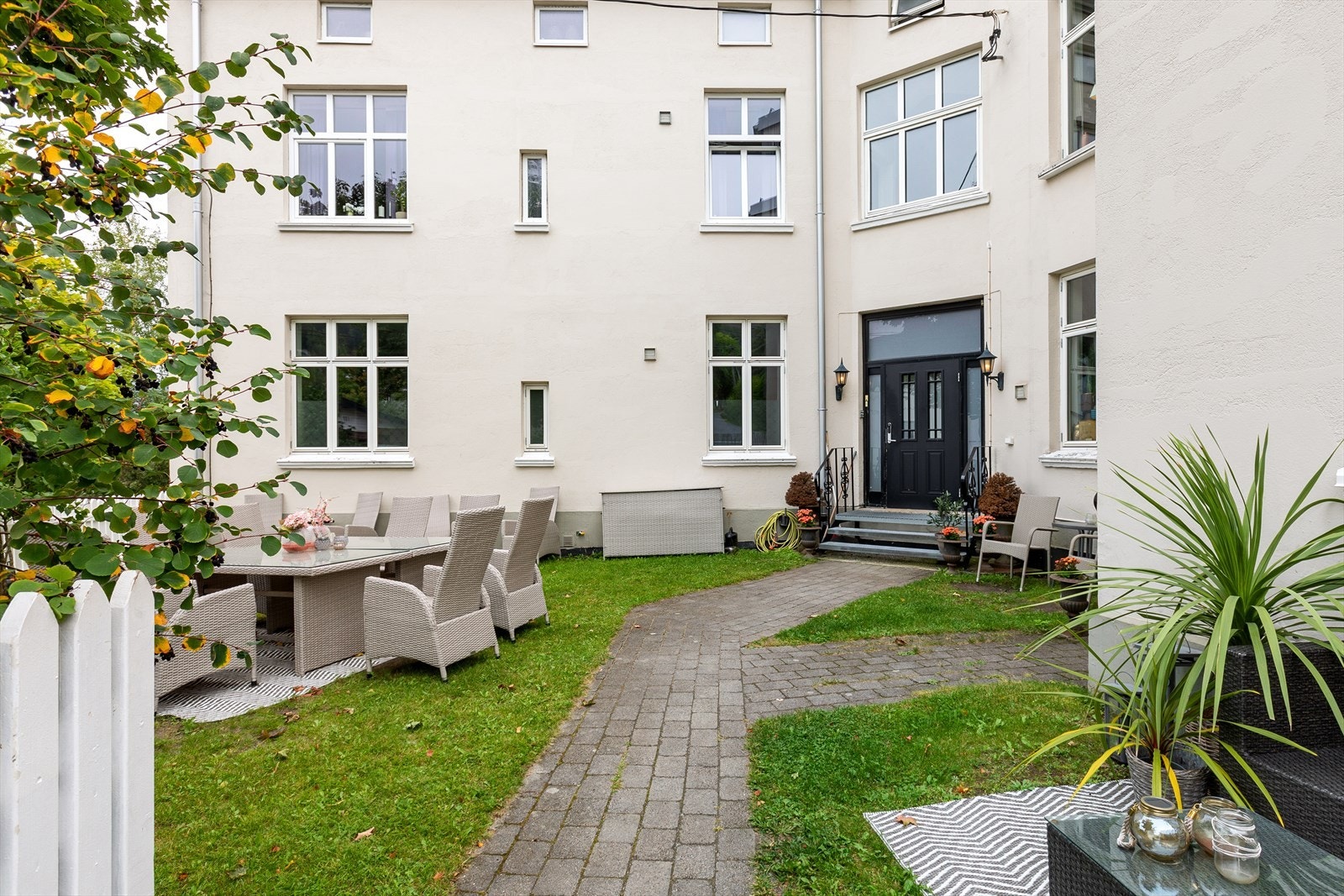 Sameiet har nylig byttet avløpsrør (mai 2025) og uteplassen er derfor endret fra bildene men skal settes tilbake i samme stand. Galleribilde