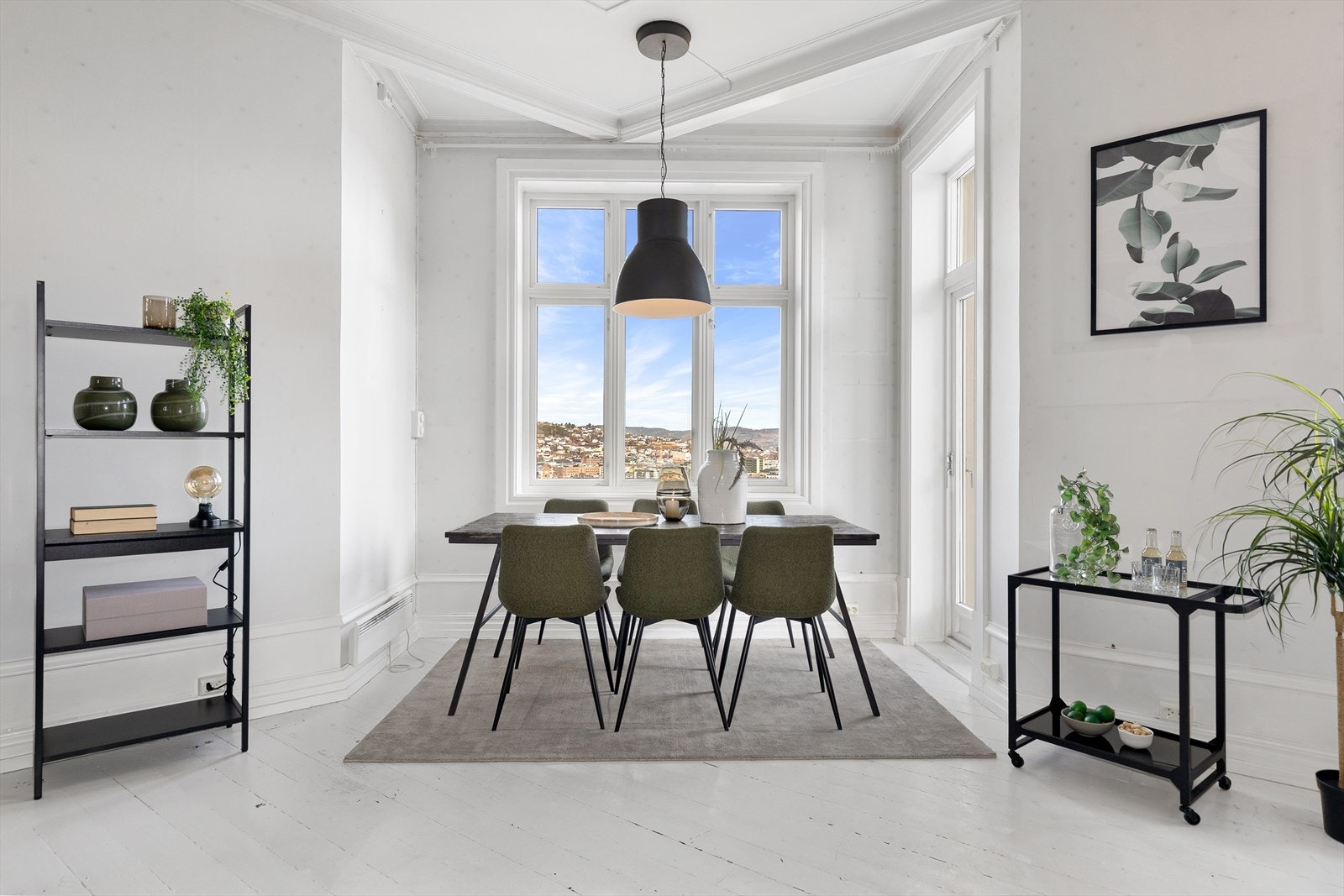 Nisjen passer perfekt for spisebordløsningen - her er også utgang til leilighetens balkong Galleribilde