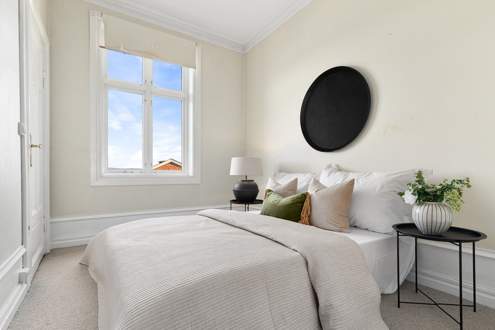 Soverommet har store vinduer som gir godt med naturlig lys Galleribilde