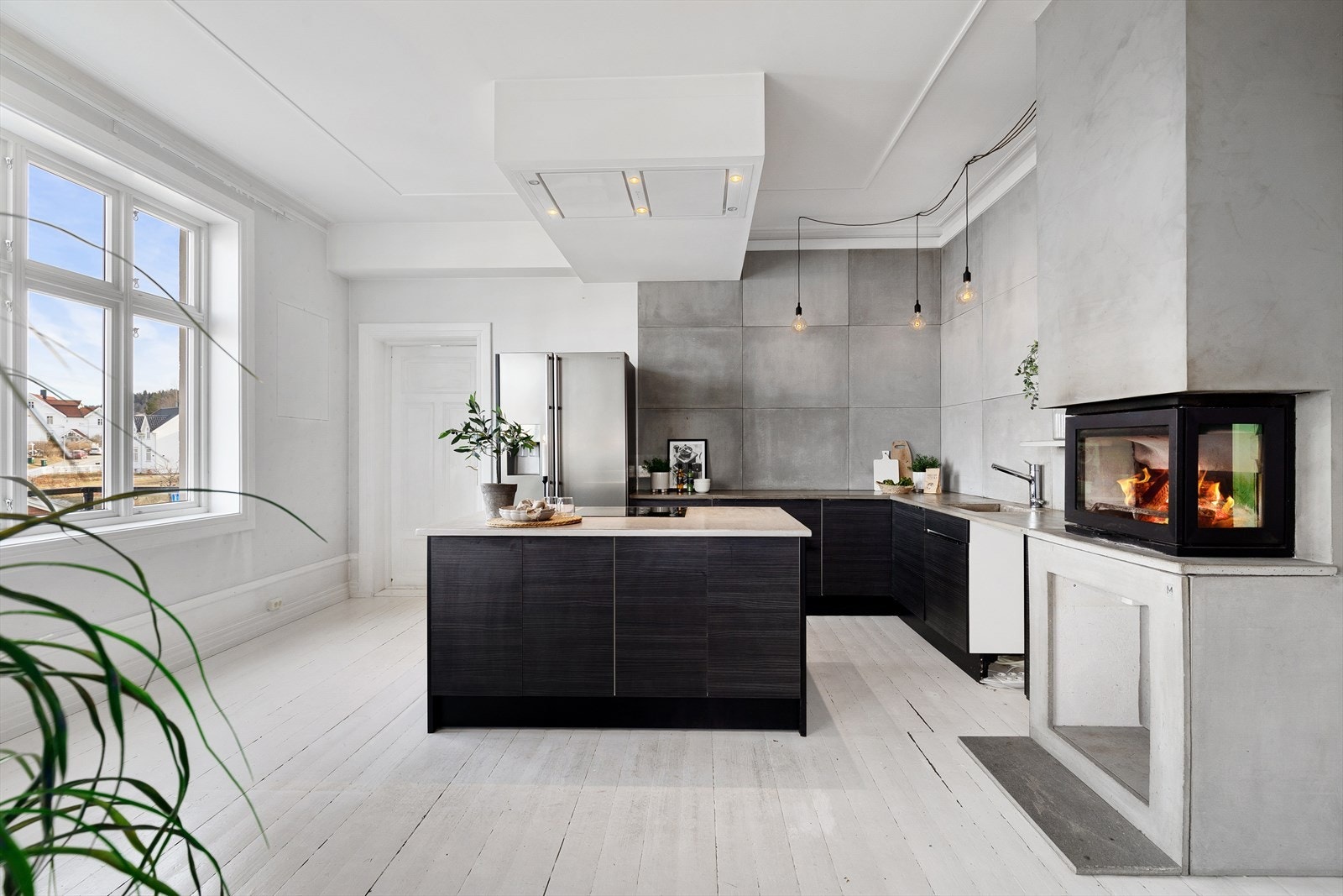 Kjøkkenet er moderne med glatte fronter og betong benkeplate - det må påregnes oppgradering av blant annet vaskekummen Galleribilde