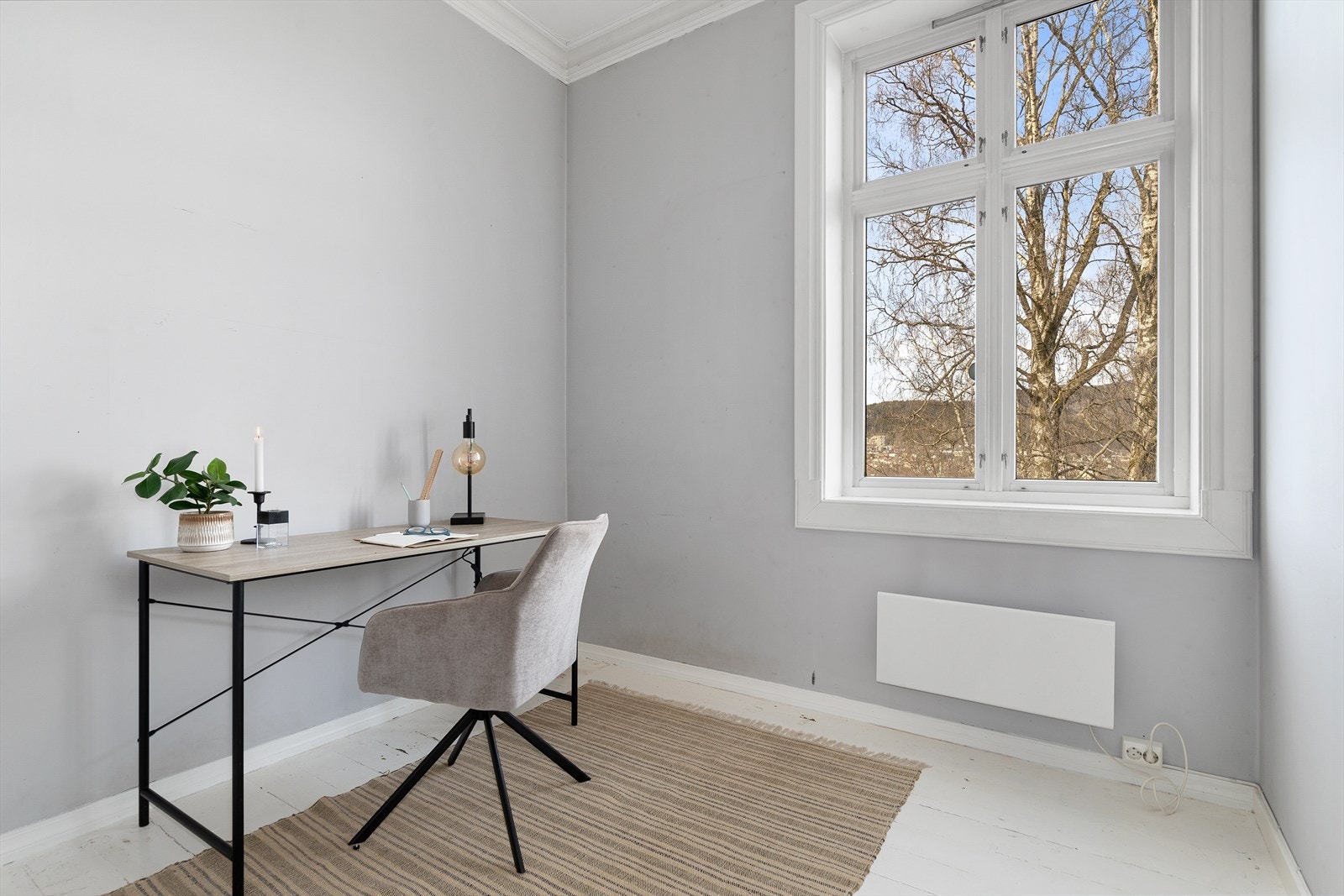 Soverom 2 med malte gulv og overflater - stort vindu med utsikt også her Galleribilde