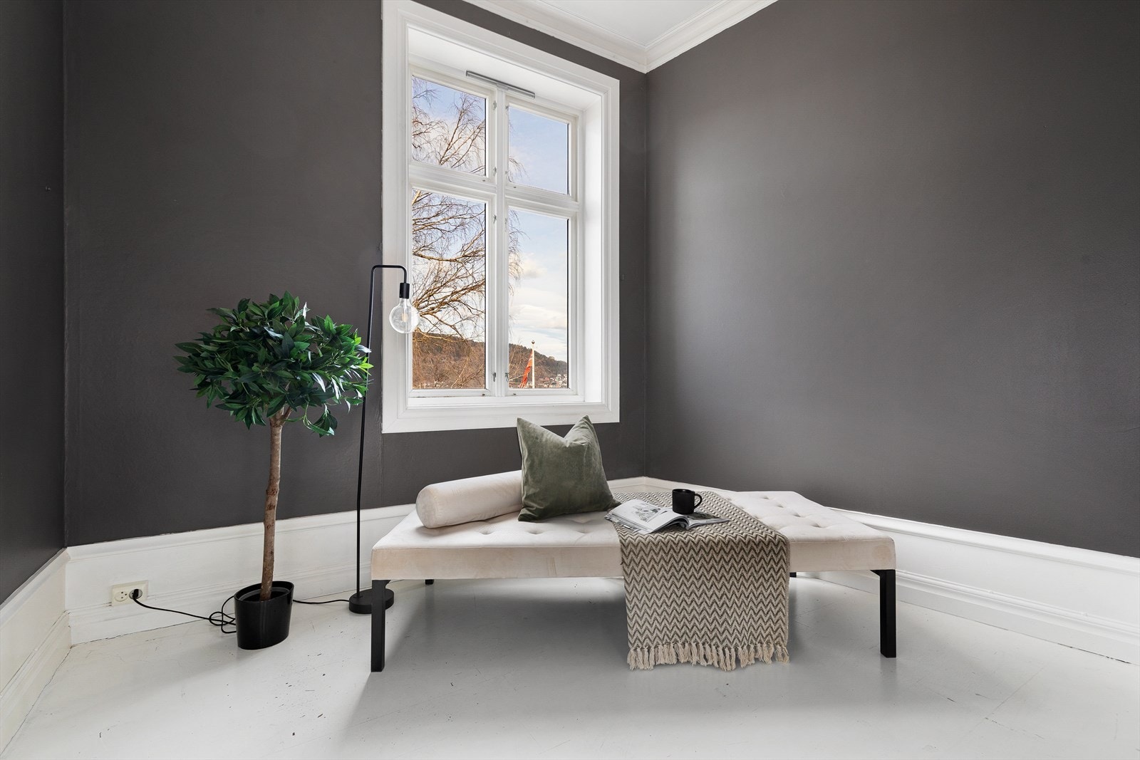 Soverom 3 er malt opp i mørke soveromsfarger - legg merke til de brede listene også her Galleribilde