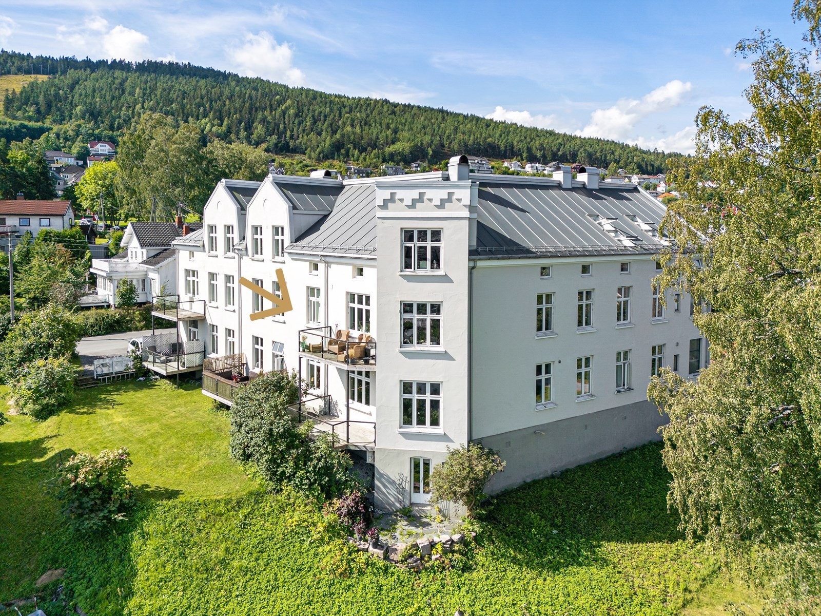 Dette er en lekker eierleilighet i 2. etasje i ikonisk bygning fra 1900 tallet. Leiligheten har god takhøyde og inneholder bl.a 3 soverom, åpen stue/kjøkkenløsning, balkong med glassrekkverk og utsikt samt egen parkeringsplass Galleribilde