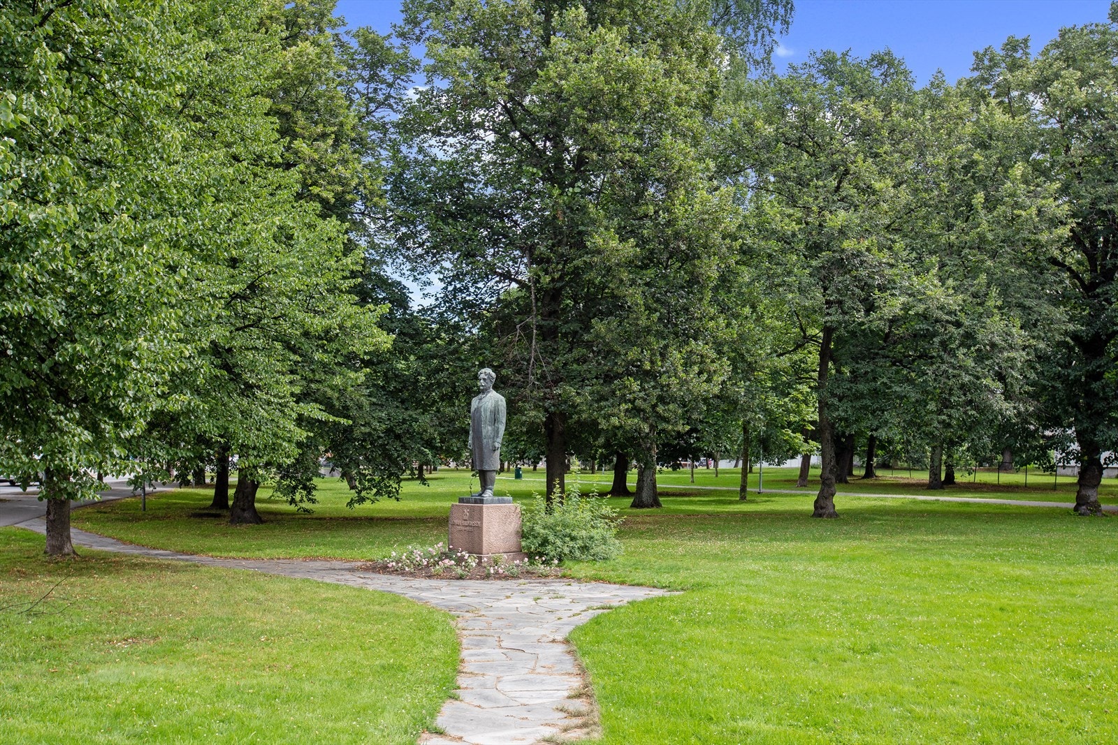 Museumsparken passerer du på vei ned til byen og er en grønn perle i Drammen Galleribilde