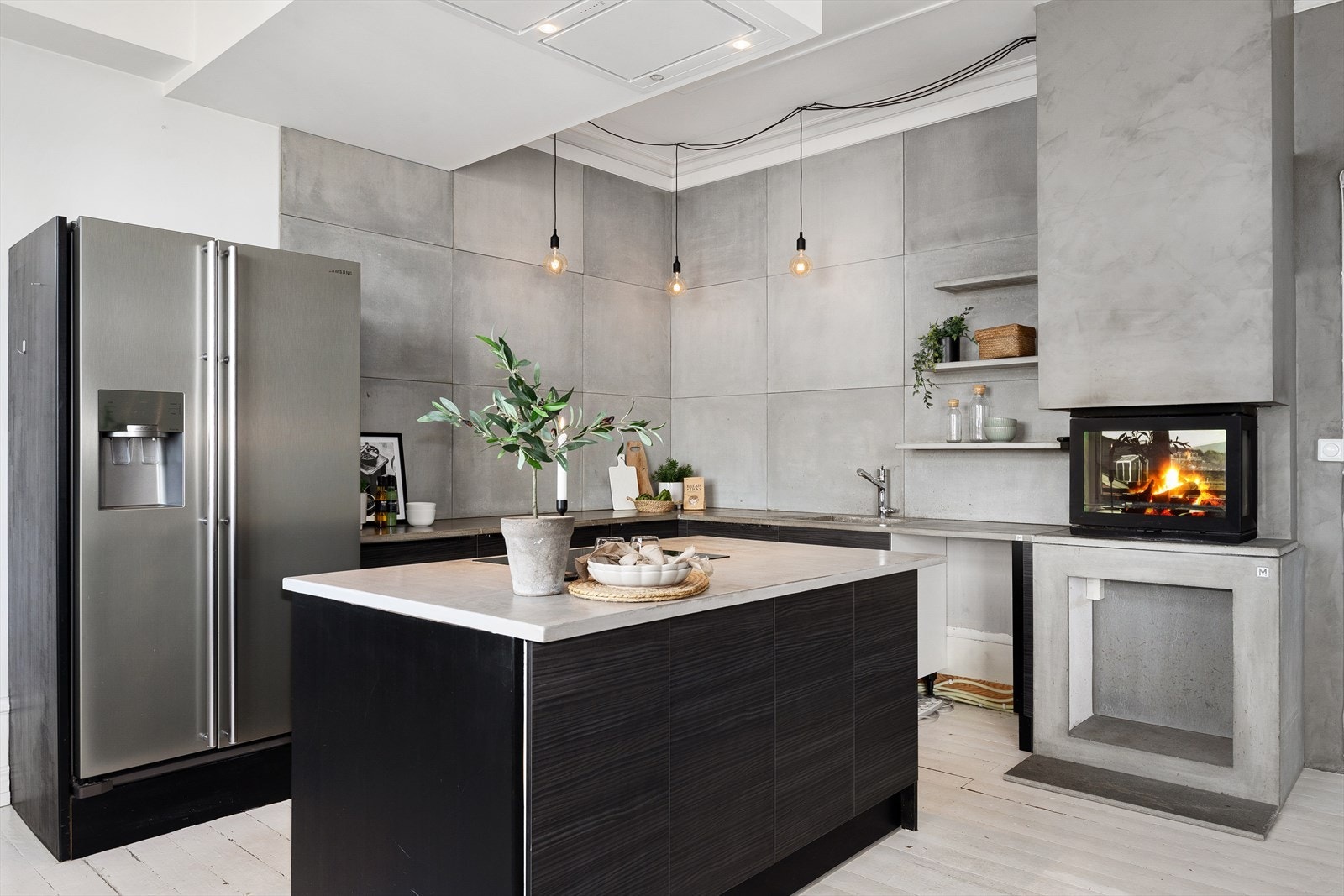 Vifte i taket med avtrekk ut sørger for god luftkvalitet under matlagingen - integrerte hvitevarer samt kjøleskap følger salget Galleribilde