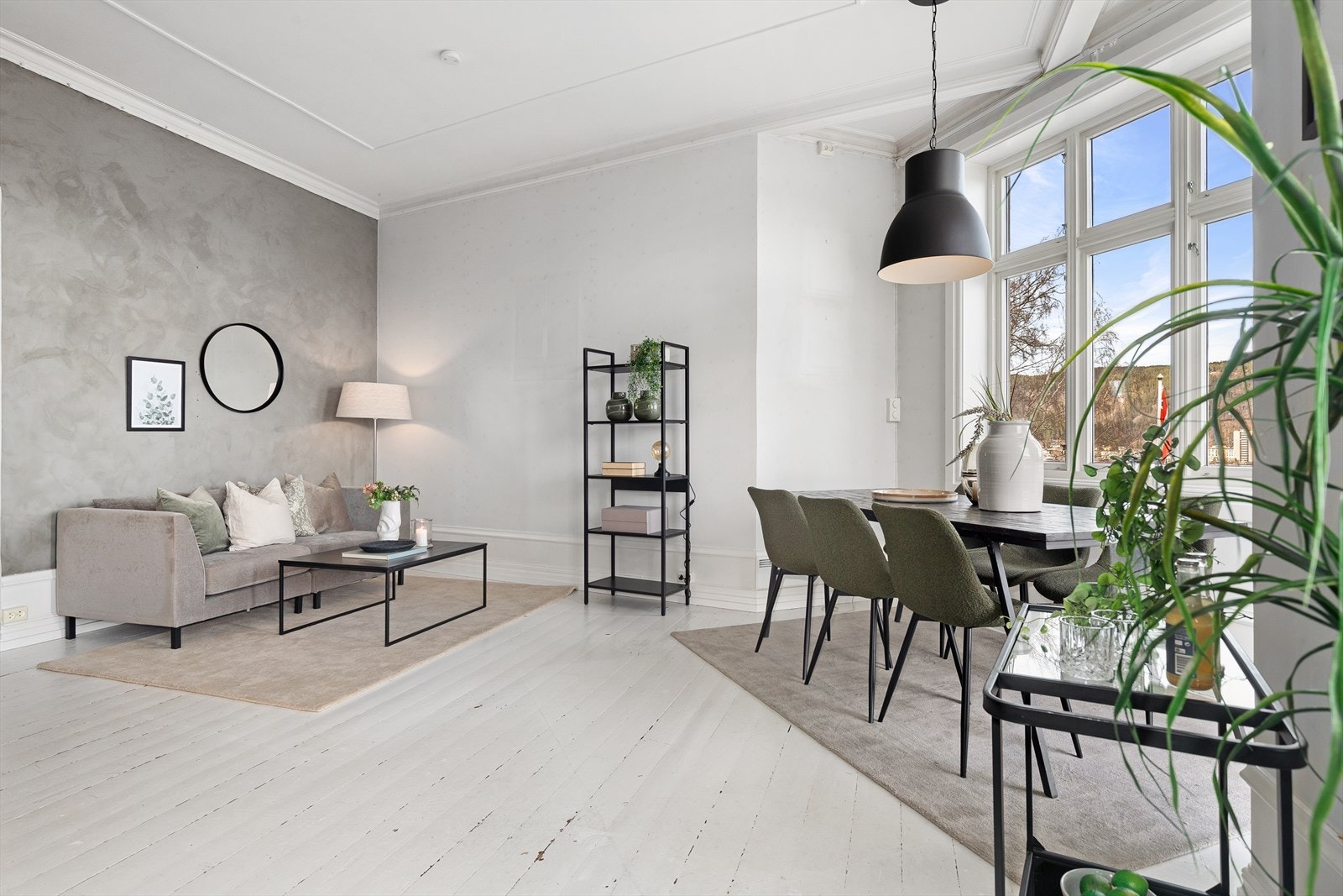 Det er også plass for sofakrok samt spisebord med tilhørende møblement Galleribilde