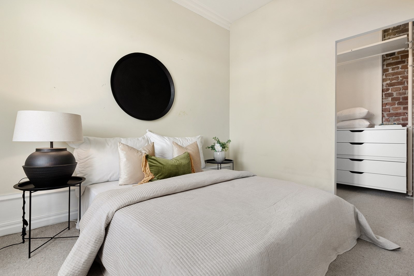 Hovedsoverommet ligger i tilknytning til kjøkkenet og er meget romslig med eget walk in closet Galleribilde