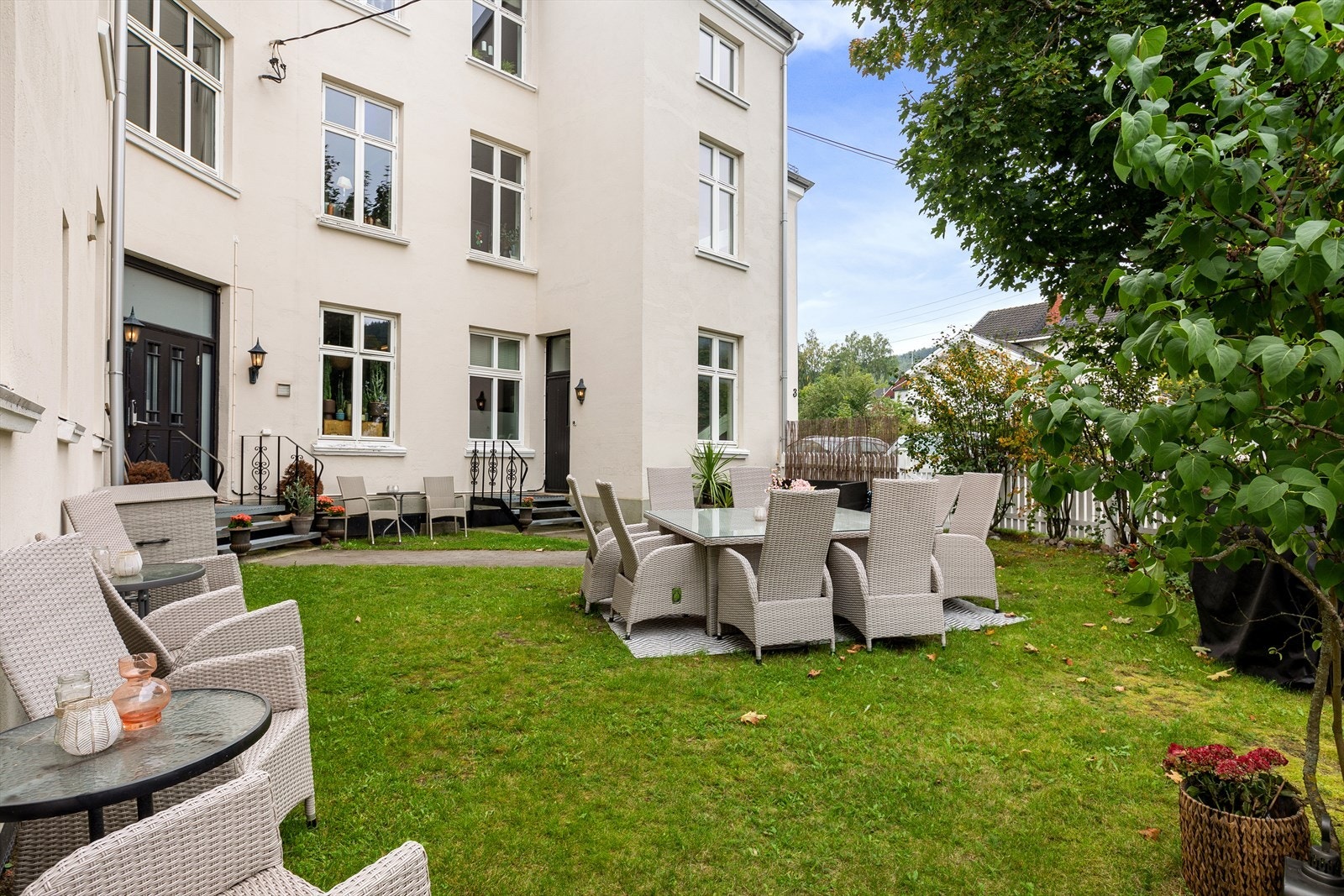 Felles uteområde med prydbusker og beplantning Galleribilde