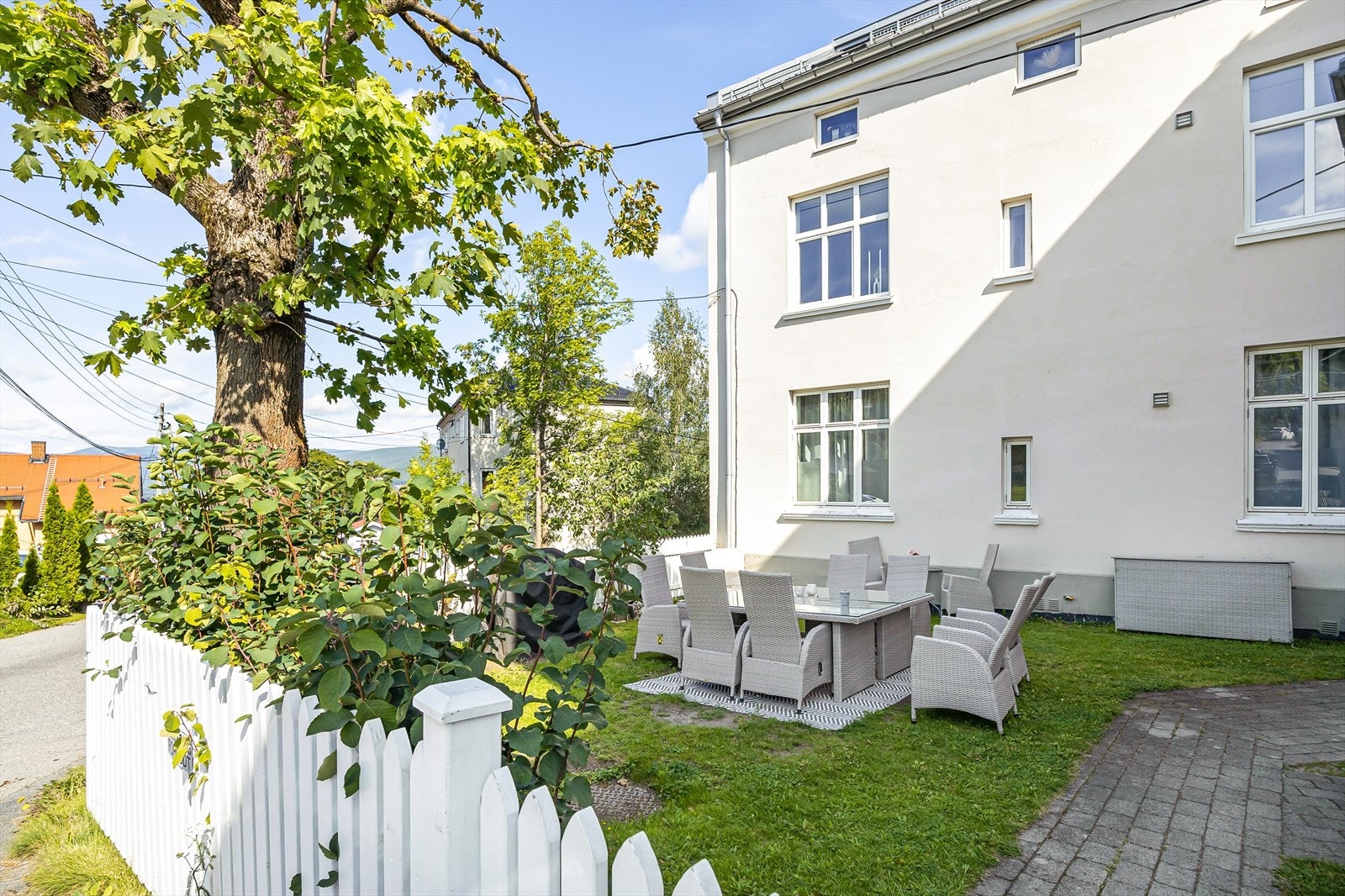 På sommeren er det stoler og bord som alle i sameiet kan benytte seg av Galleribilde