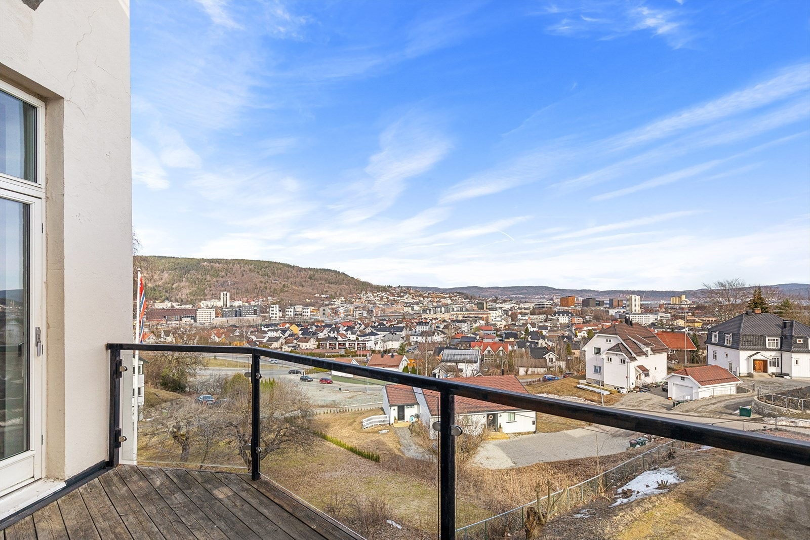 Romslig balkong med fantastisk utsikt utover byen Galleribilde