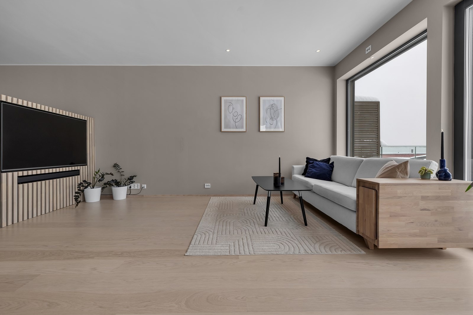 Kule detaljer som spile-vegg med mulighet for å felle inn TV-en. Galleribilde