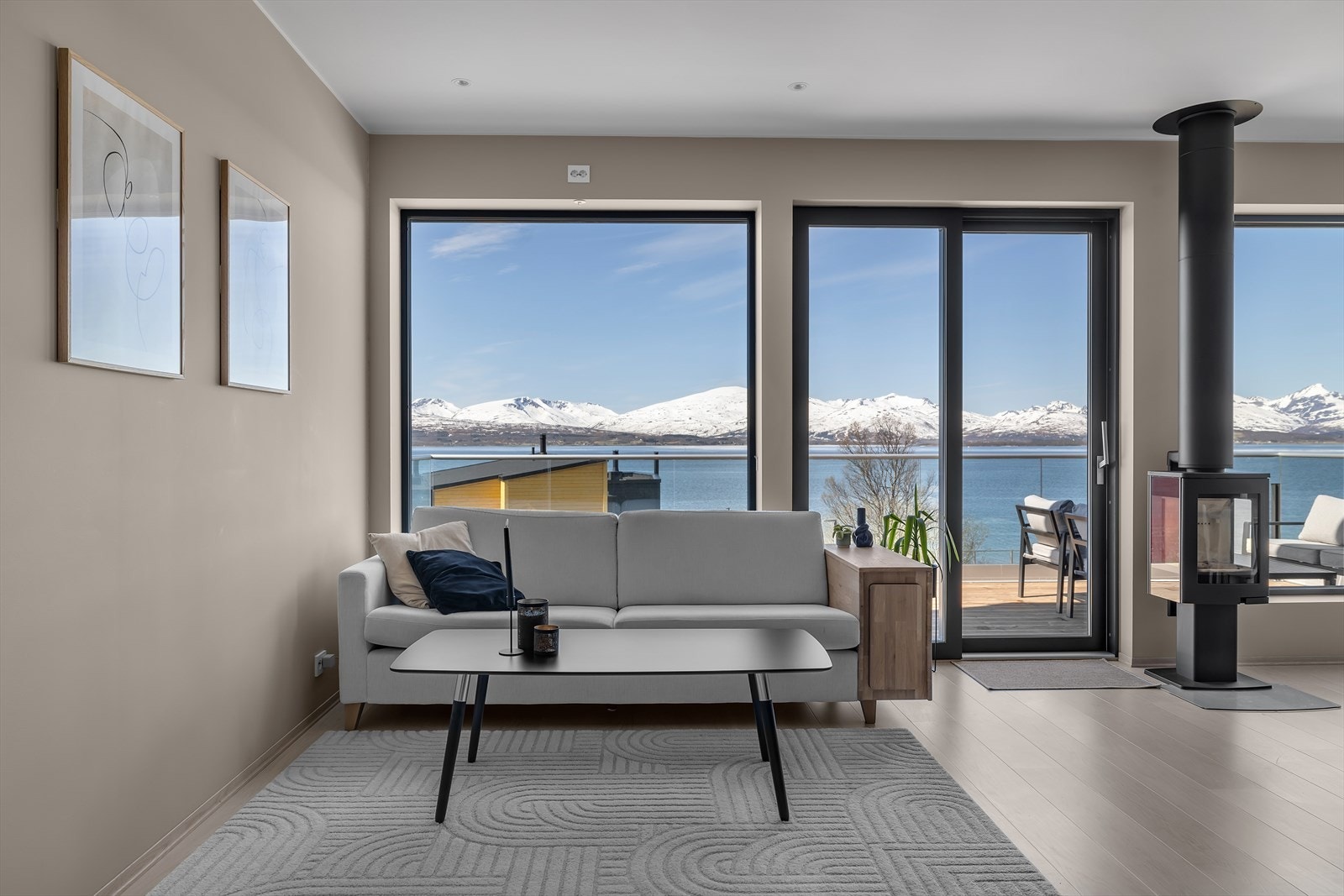 Solavskjerming "screens" montert på vinduer mot vest. Galleribilde