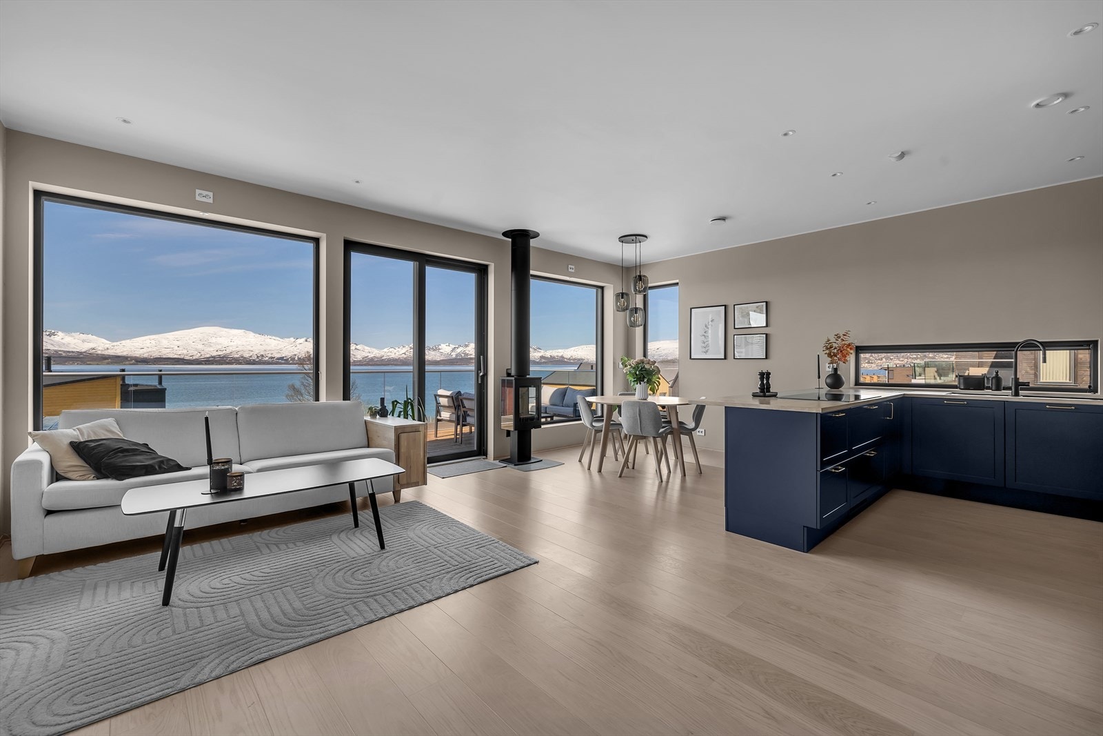 Nydelig utsikt i den romslige stuen, med store vinduflater mot vest. Galleribilde