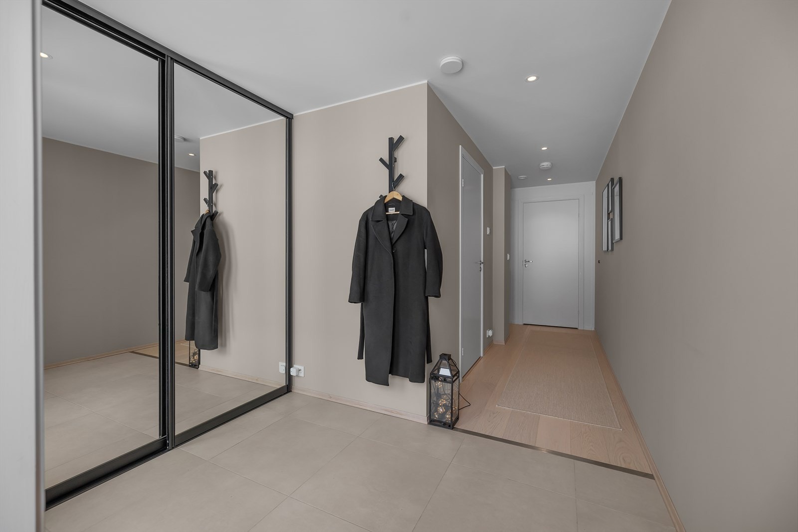Lys og fin gang med god plass og speilgarderobe. Galleribilde