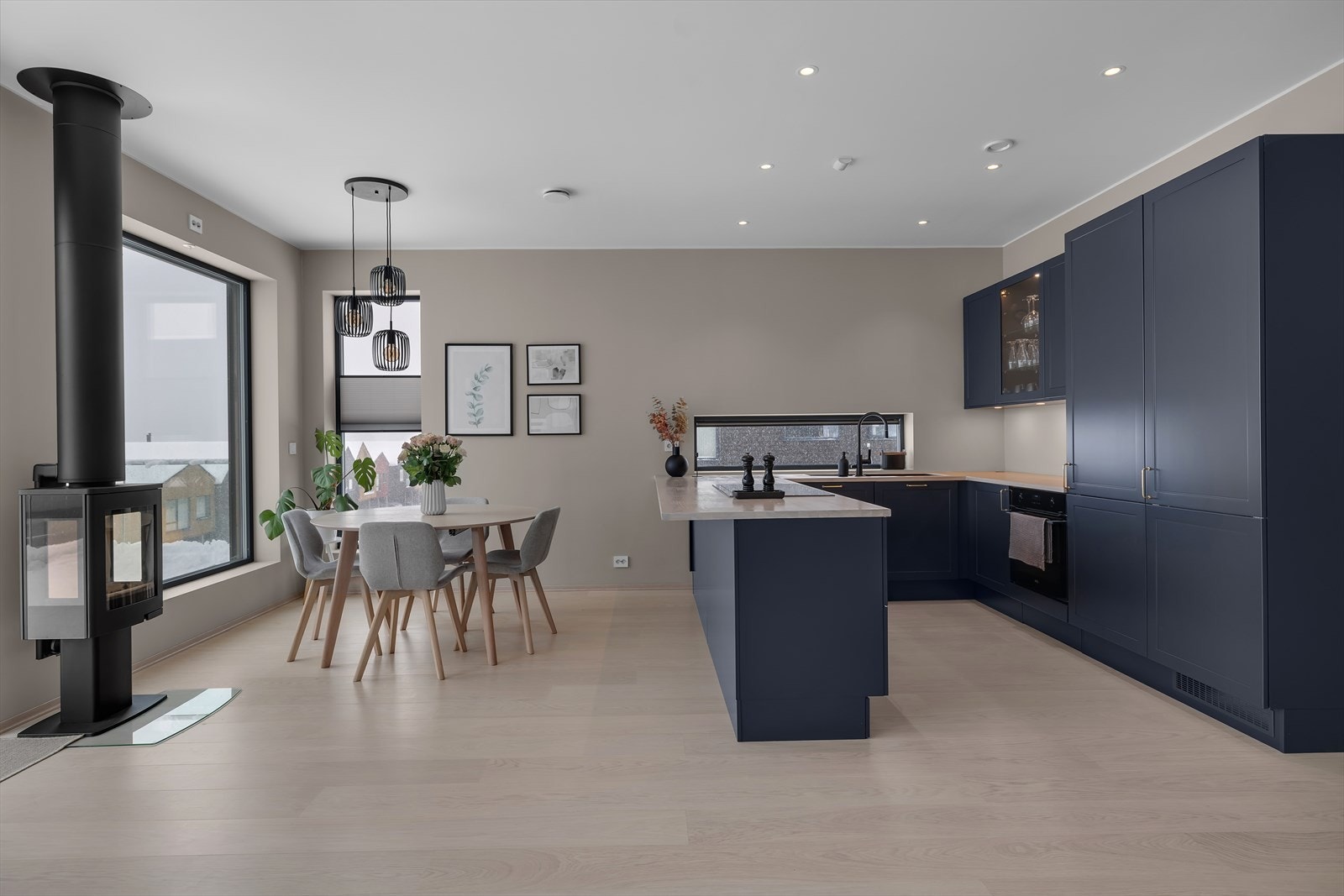 Moderne kjøkken med åpen løsning og svært god benkeplass. Perfekt for både hverdag og selskap. Vedfyring fint plassert i rommet. Galleribilde