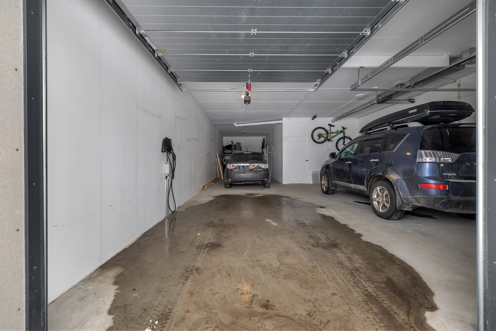 Romslig garasje med plass til flere biler og lagringsmuligheter. Automatisk garasjeport og ELbil-lader. Garasje på hele 48 kvm og bod på 12 kvm. Galleribilde