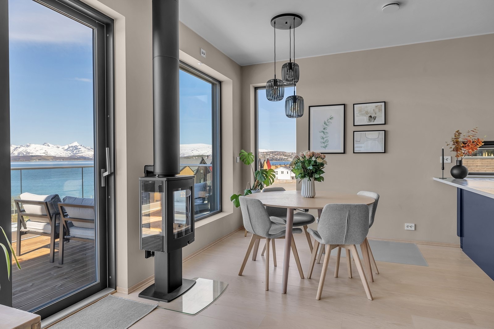 Vedovn montert sentralt i hovedetasjen. Galleribilde