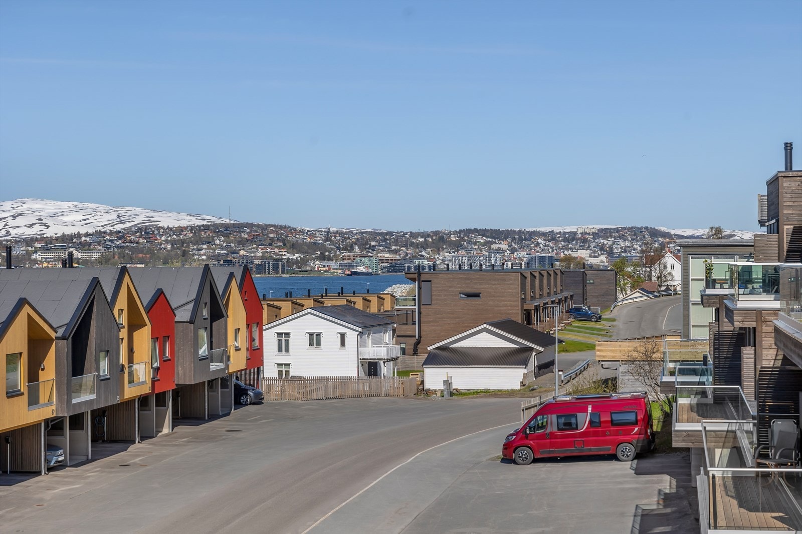 Fin utsikt mot Tromsøya. Stille og rolig område, perfekt for eksempelvis barnefamilier. Galleribilde