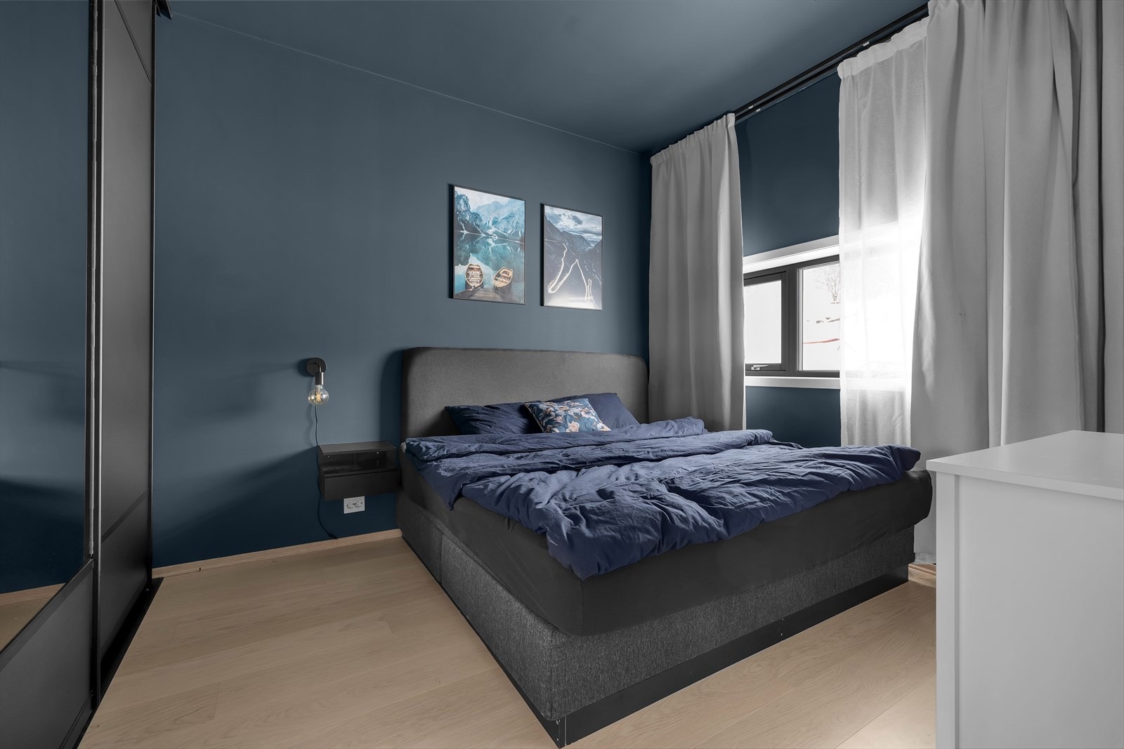 Innbydende soverom med store vinduer som gir rikelig med naturlig lys. God oppbevaringsplass i garderobeskap. Galleribilde